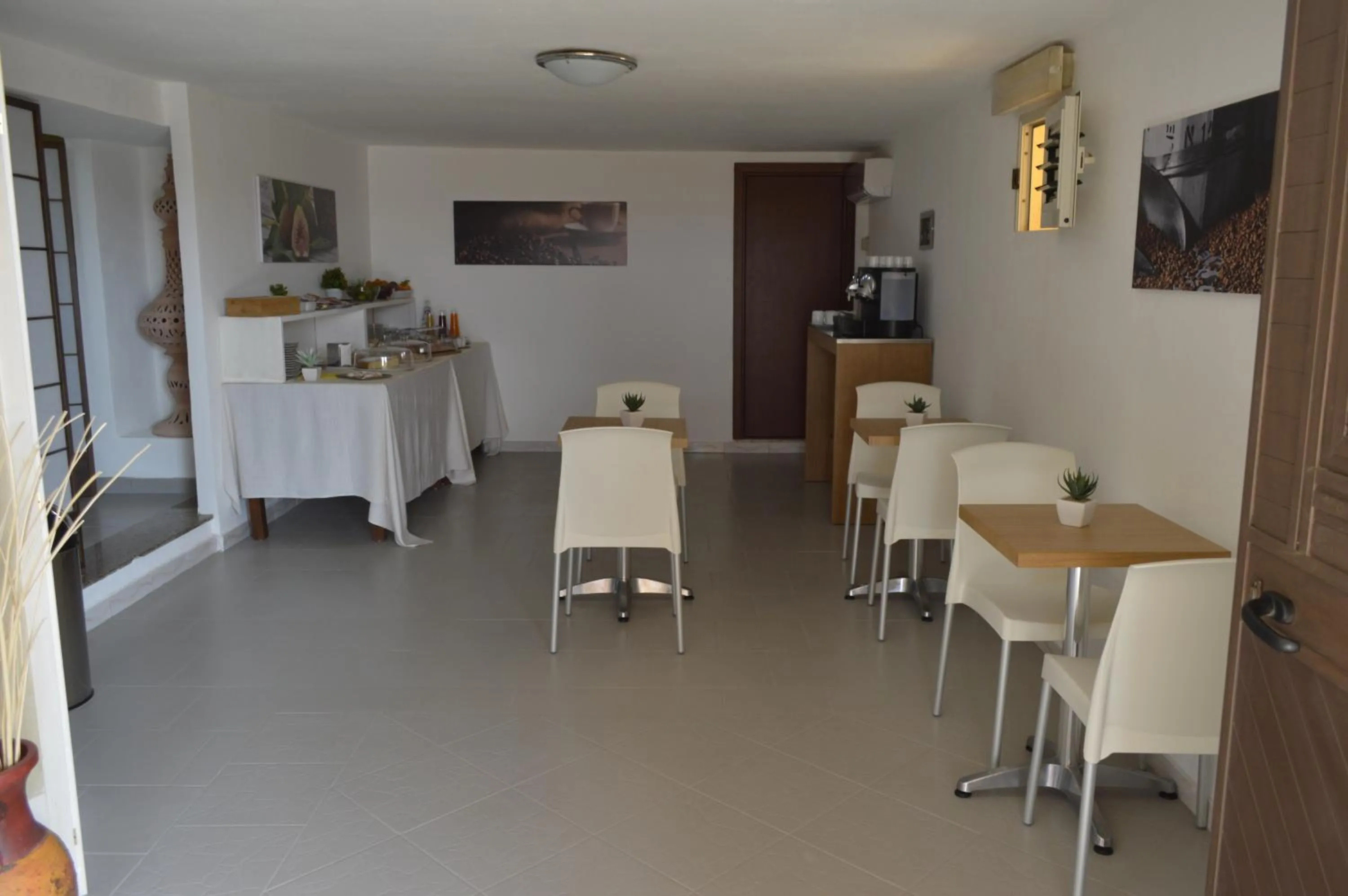 Coffee/tea facilities in Le Anfore Hotel - Lampedusa