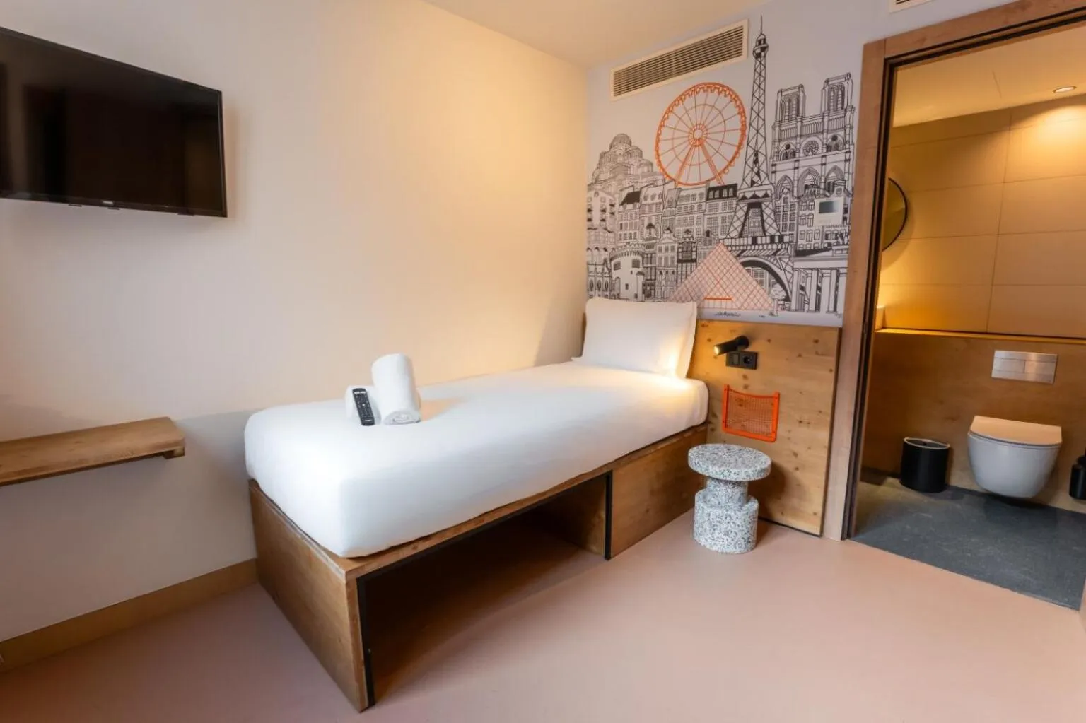 Toilet, Bed in easyHotel Valencia Ciutat Vella