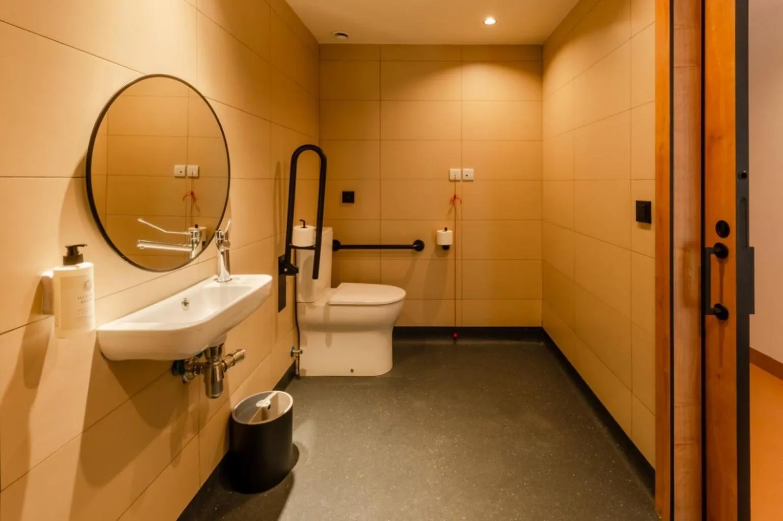 Toilet in easyHotel Valencia Ciutat Vella