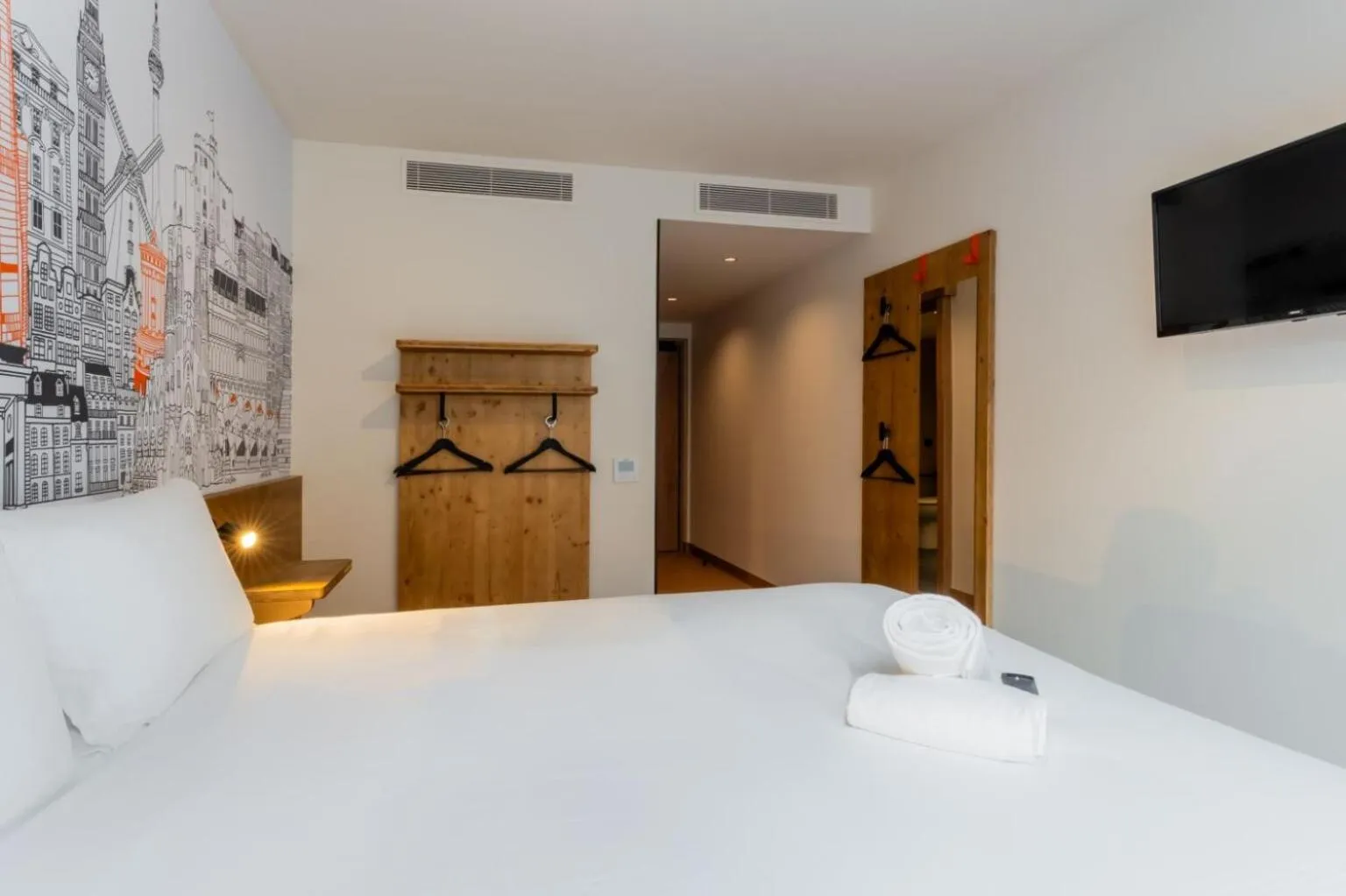 Photo of the whole room, Bed in easyHotel Valencia Ciutat Vella