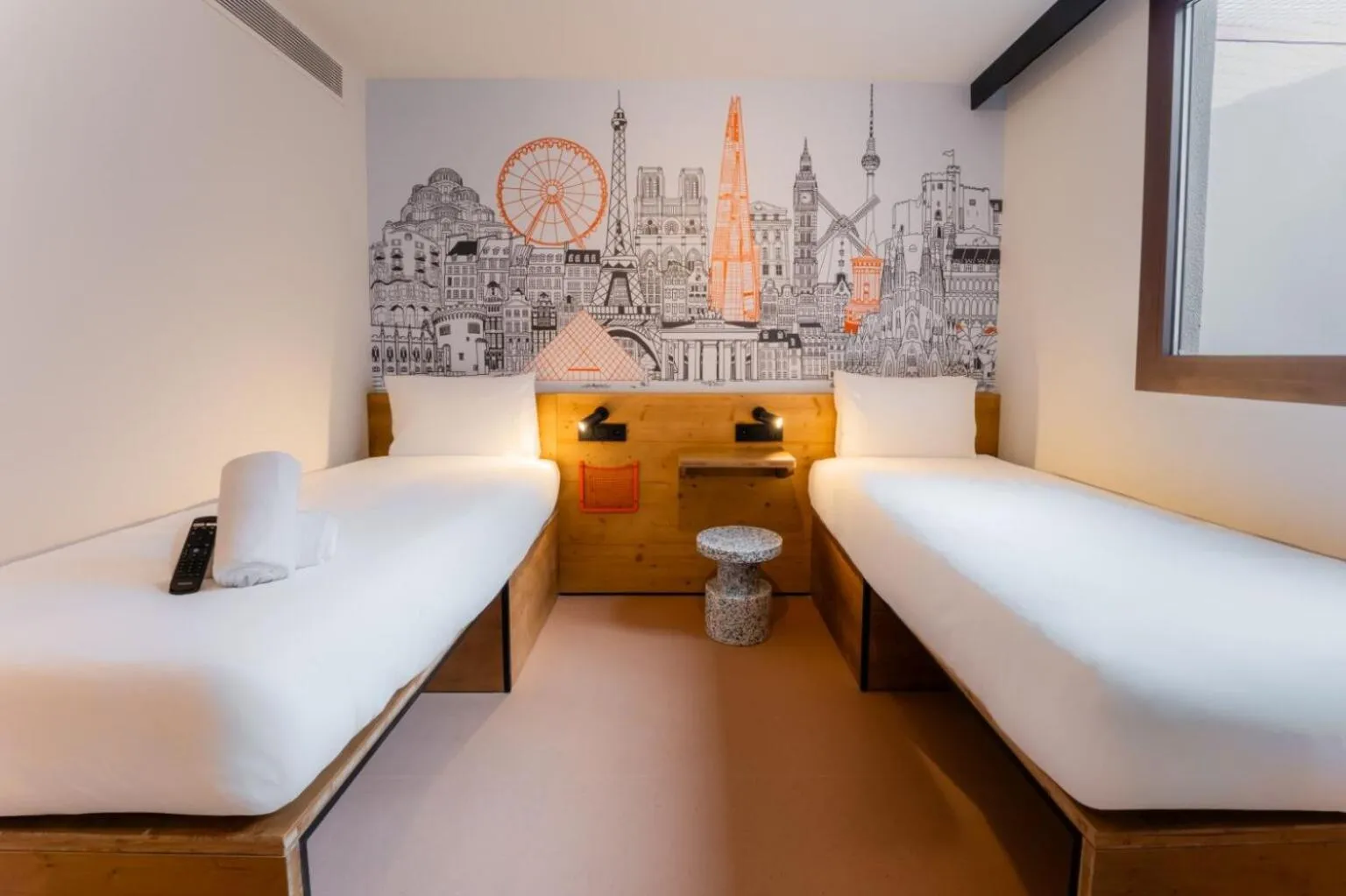 Bed in easyHotel Valencia Ciutat Vella
