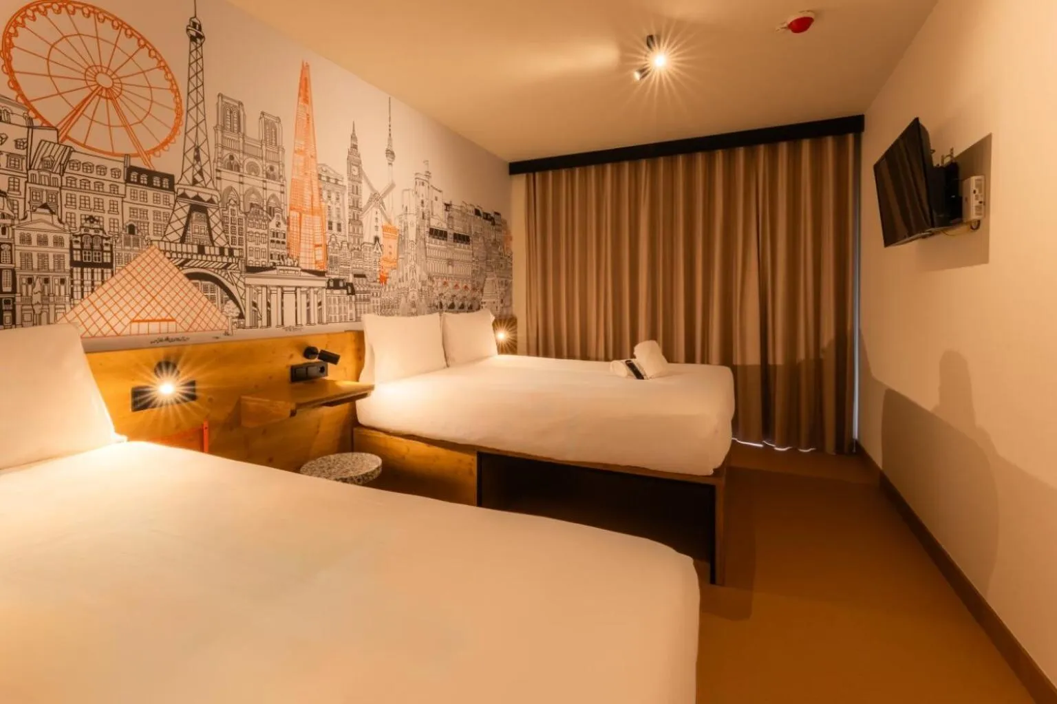 Bed in easyHotel Valencia Ciutat Vella