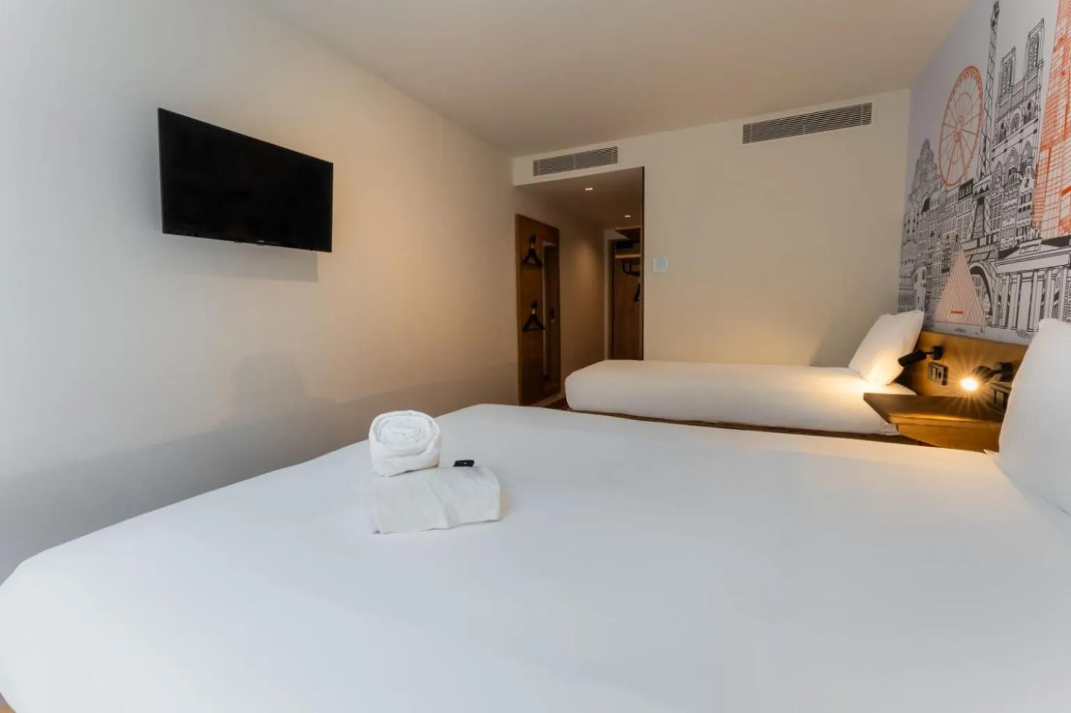 Bed in easyHotel Valencia Ciutat Vella