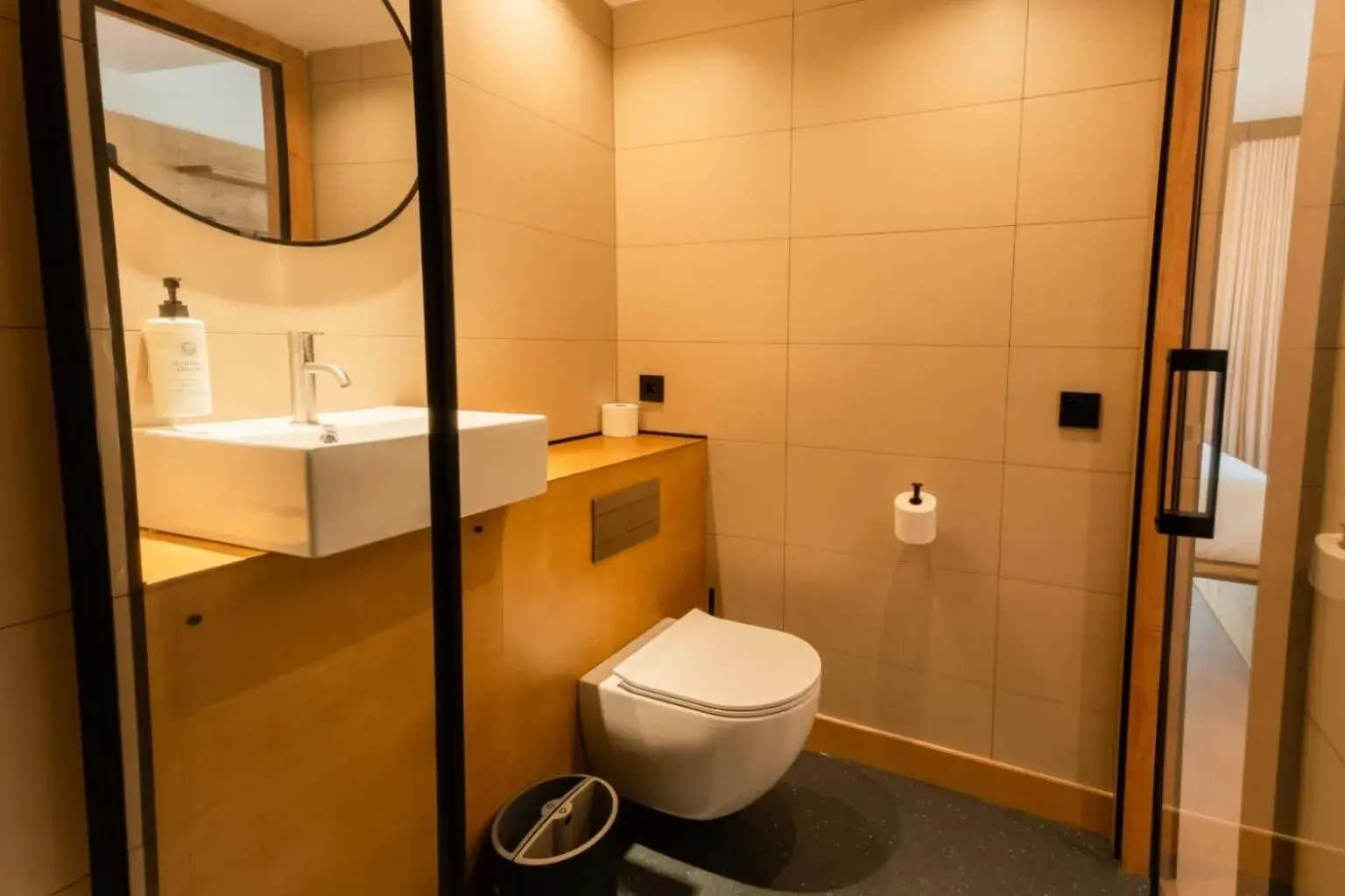 Shower in easyHotel Valencia Ciutat Vella Shower in easyHotel Valencia Ciutat Vella