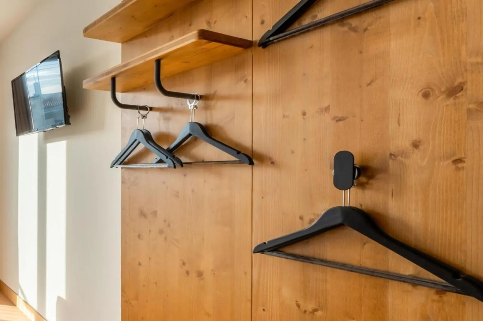 wardrobe in easyHotel Valencia Ciutat Vella