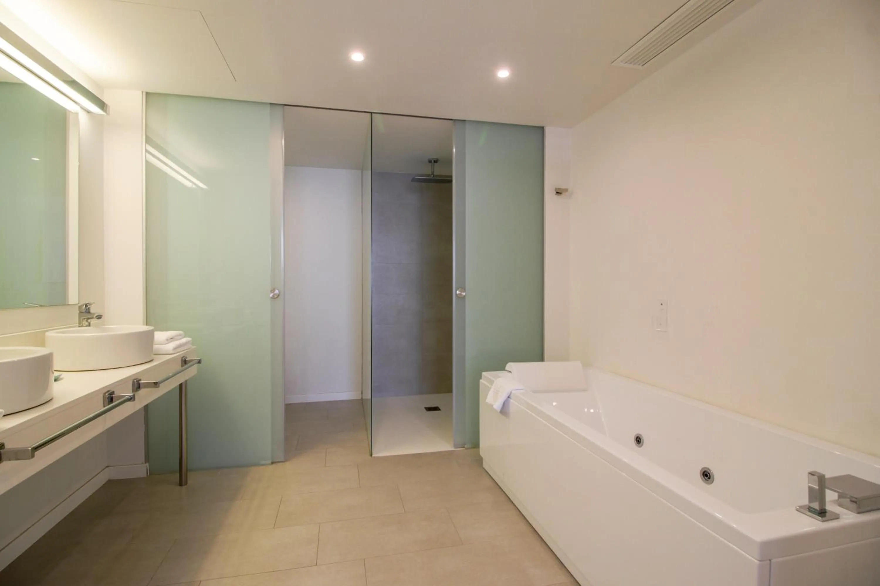 Hot Tub in Apartaments B-Llobet Sun & Confort