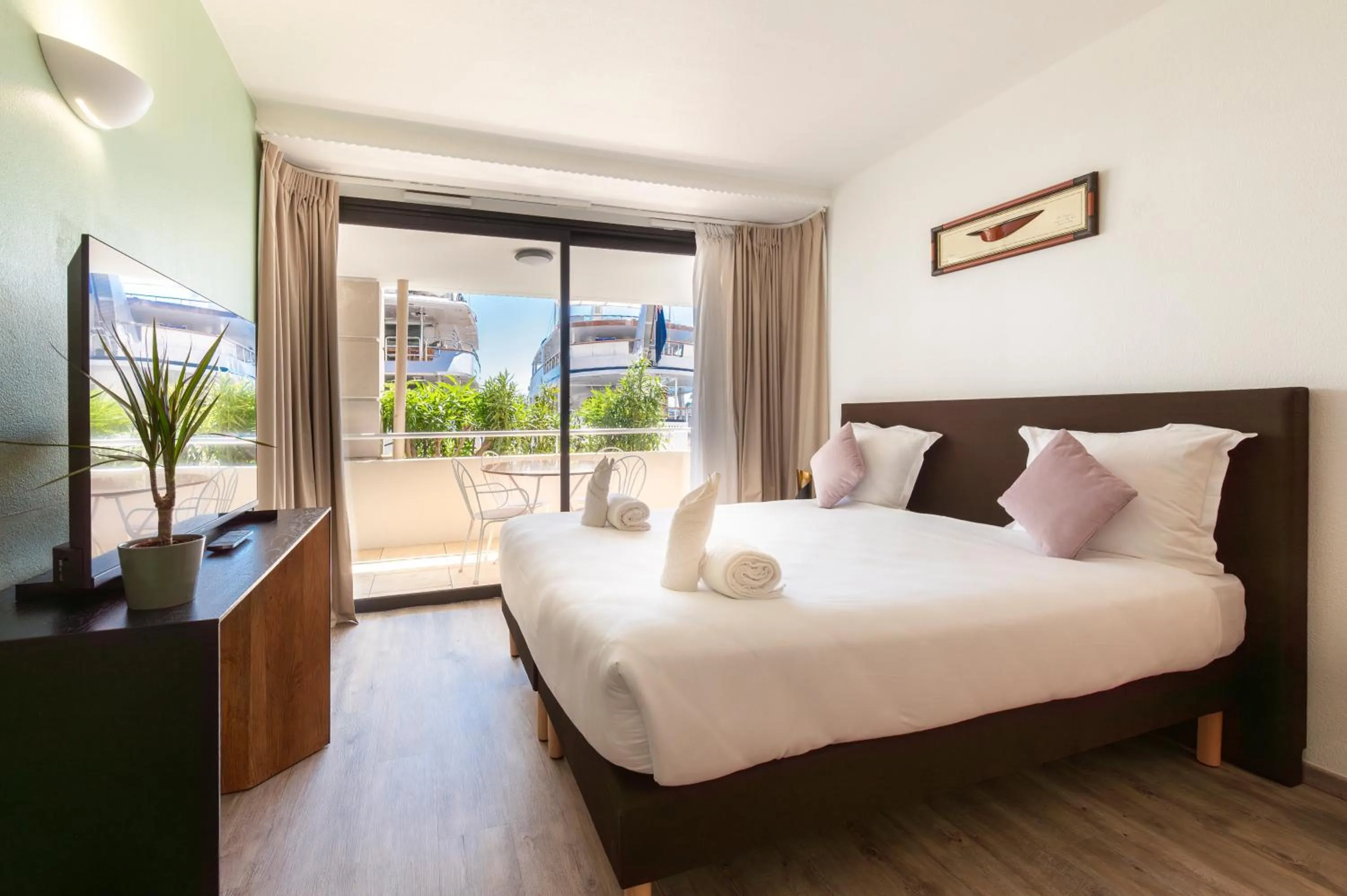 Bed in Résidence Cap Winston