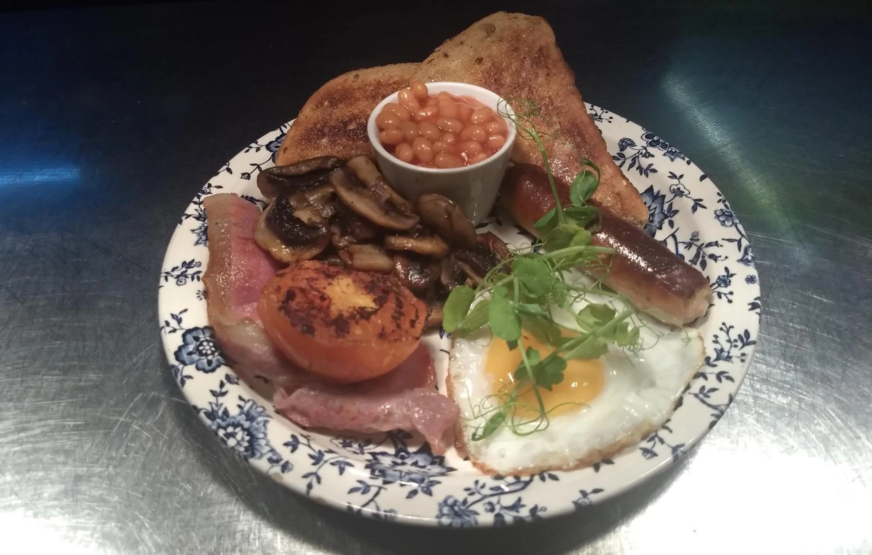 Food and drinks in Trewern Arms