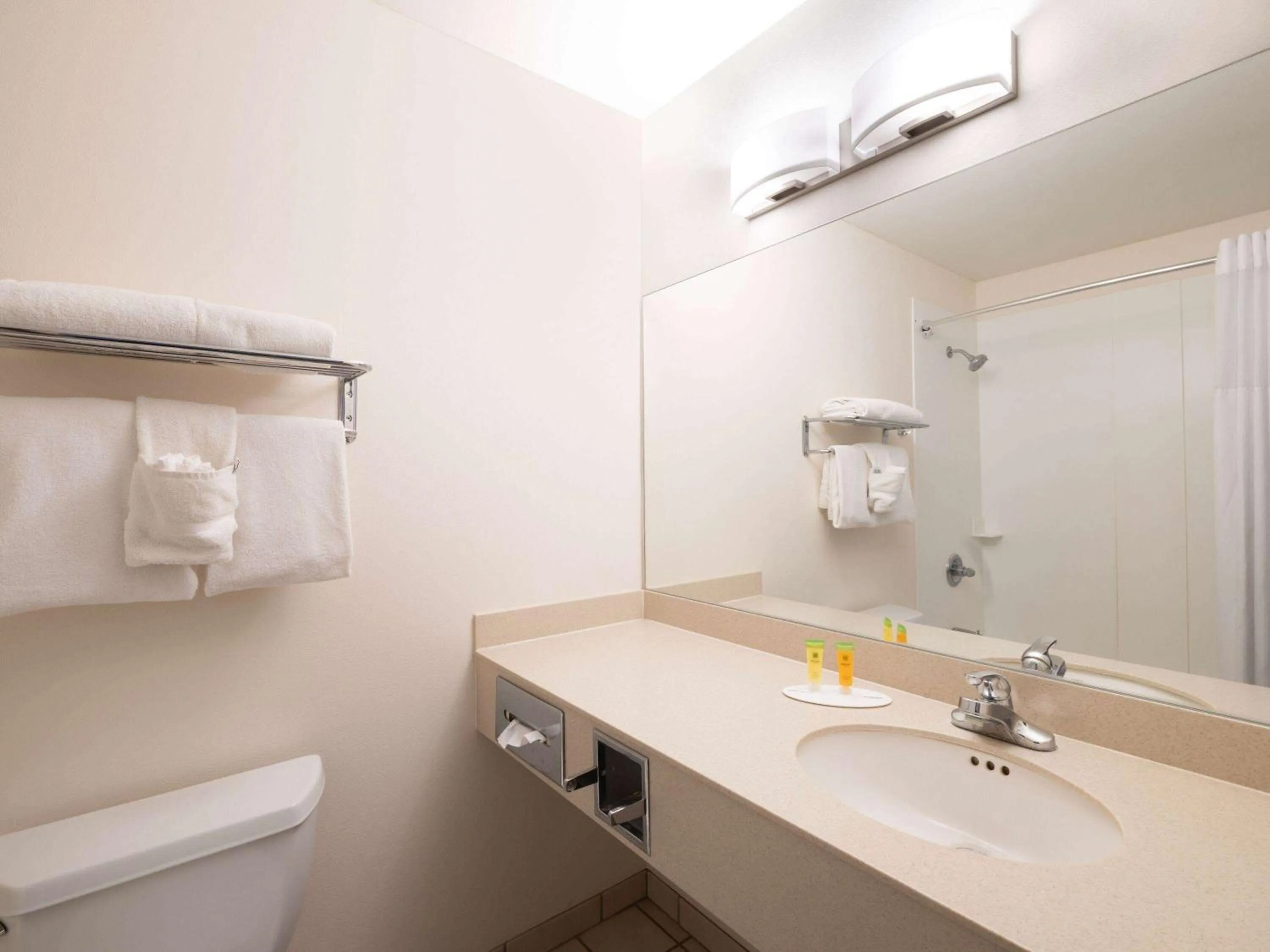 TV and multimedia in Baymont by Wyndham Limon