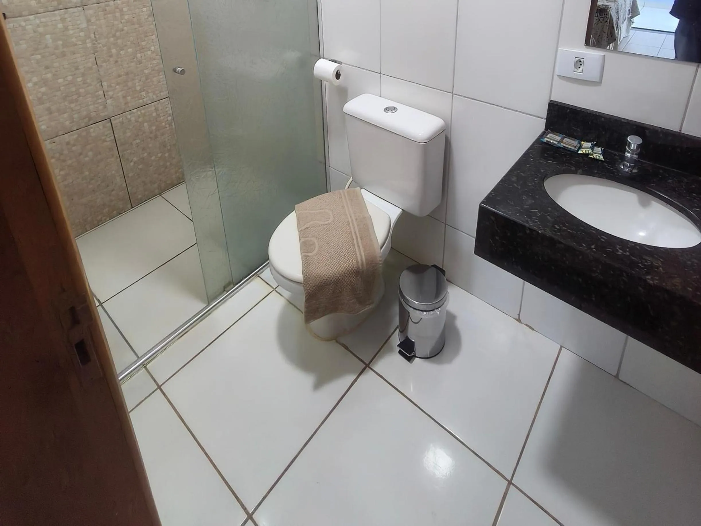 Toilet in Hotel Vitória - Guaíra