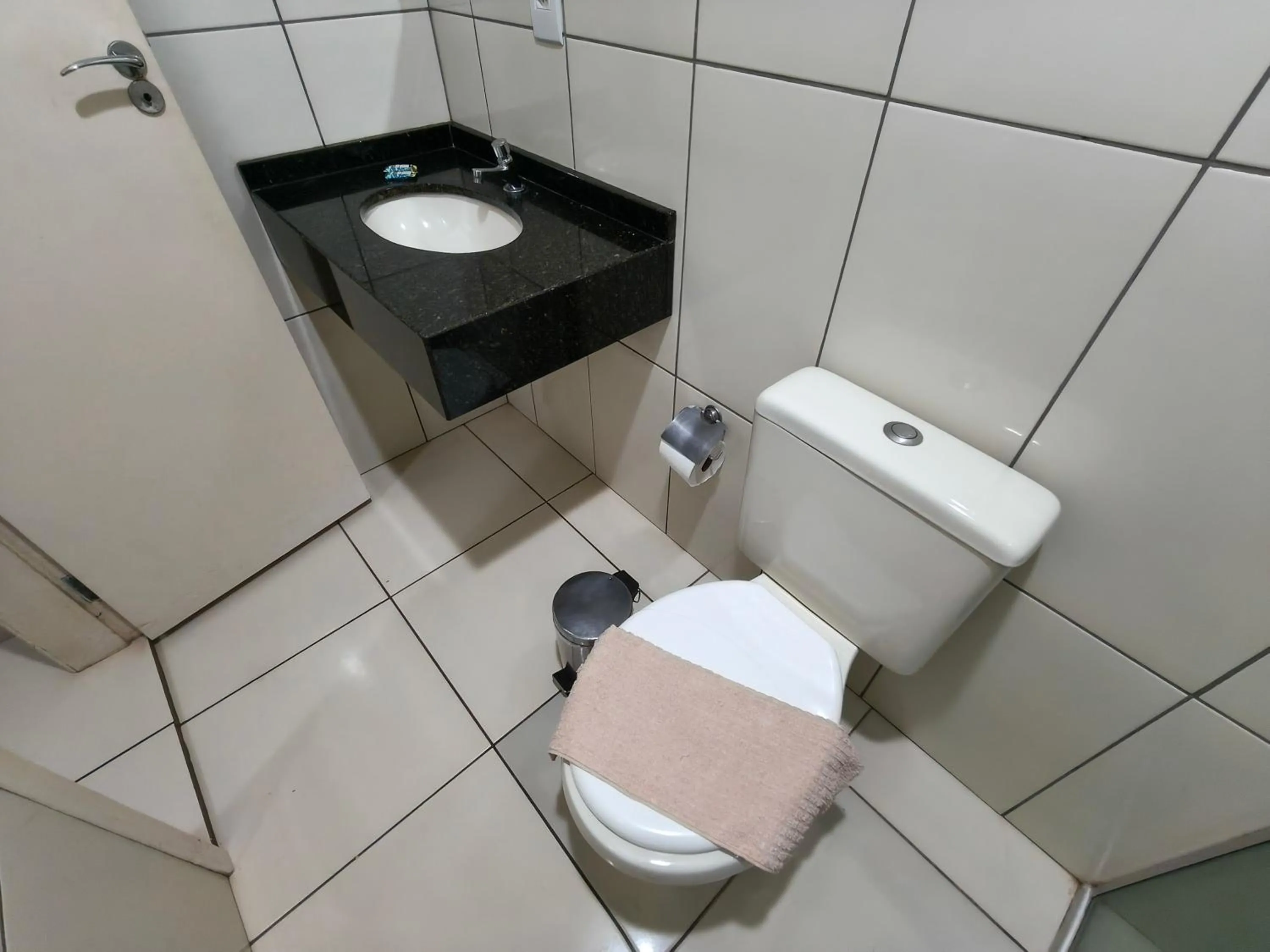 Toilet in Hotel Vitória - Guaíra