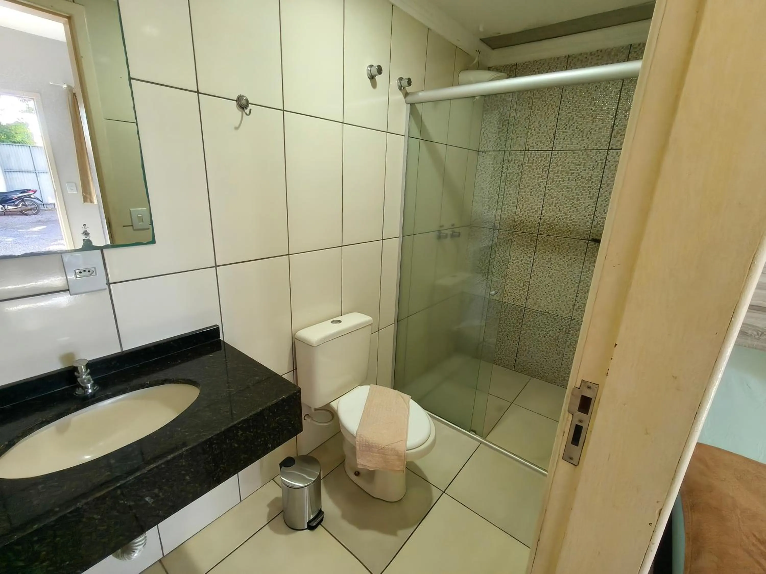 Shower in Hotel Vitória - Guaíra
