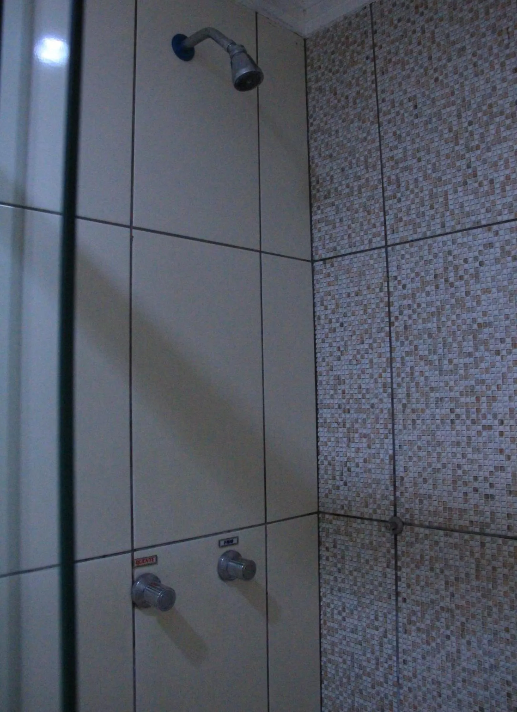 Shower in Hotel Vitória - Guaíra
