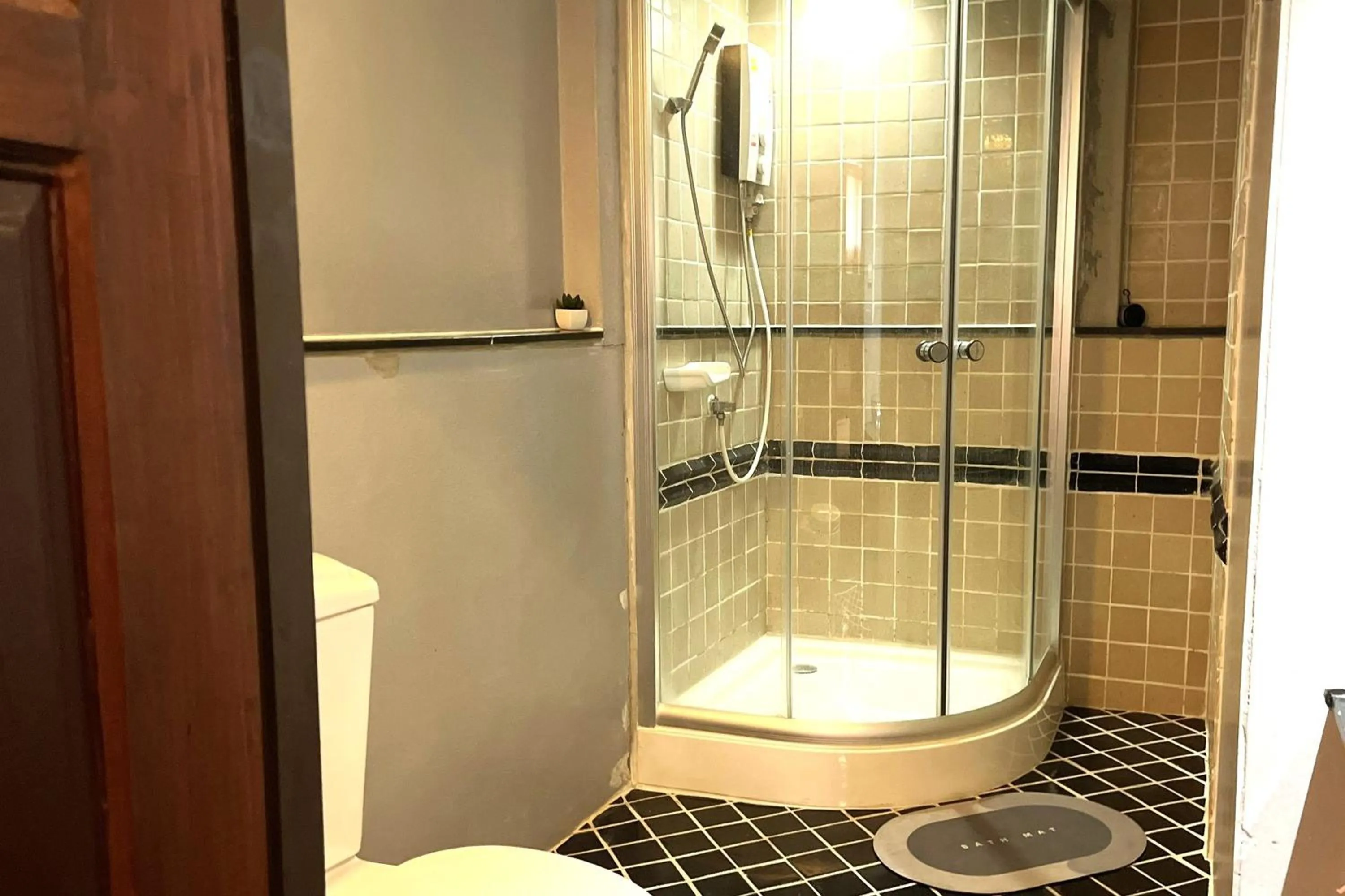 Shower in Baan Kieng Guest House Lampang