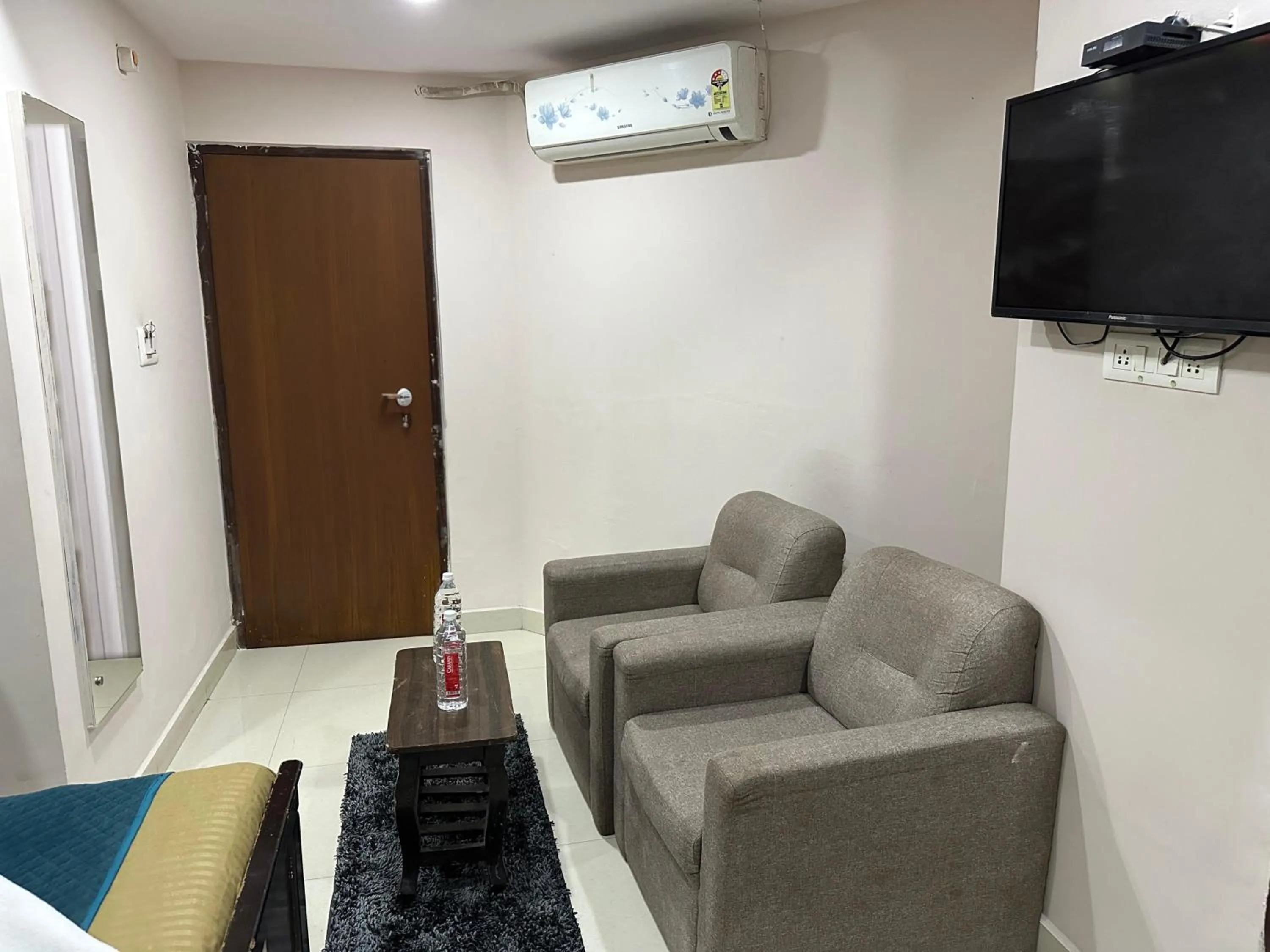 Communal lounge/ TV room in Blue Bliss Suites By PPH Living