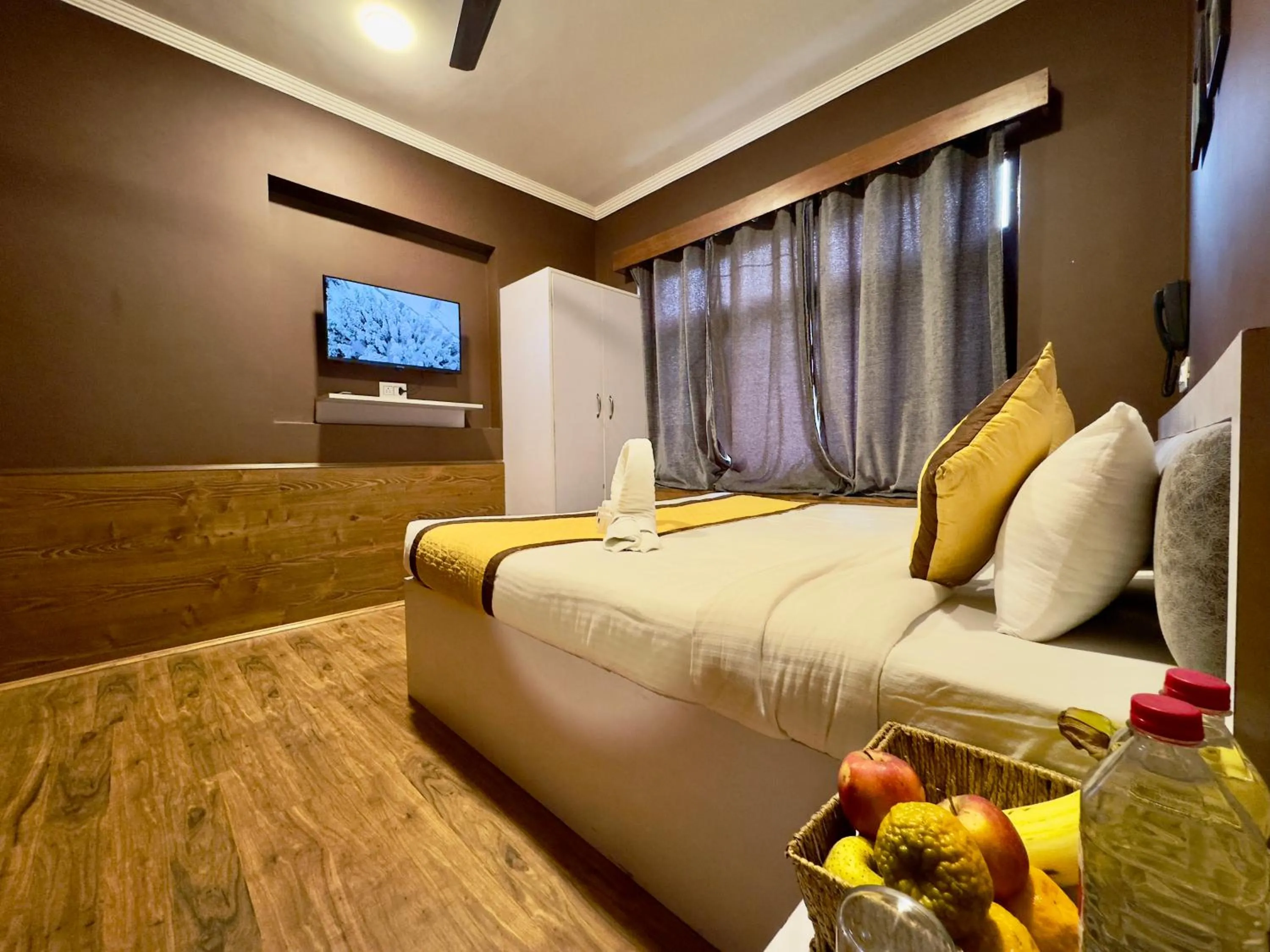 Communal lounge/ TV room, Bed in Hotel Jafson Accommodates