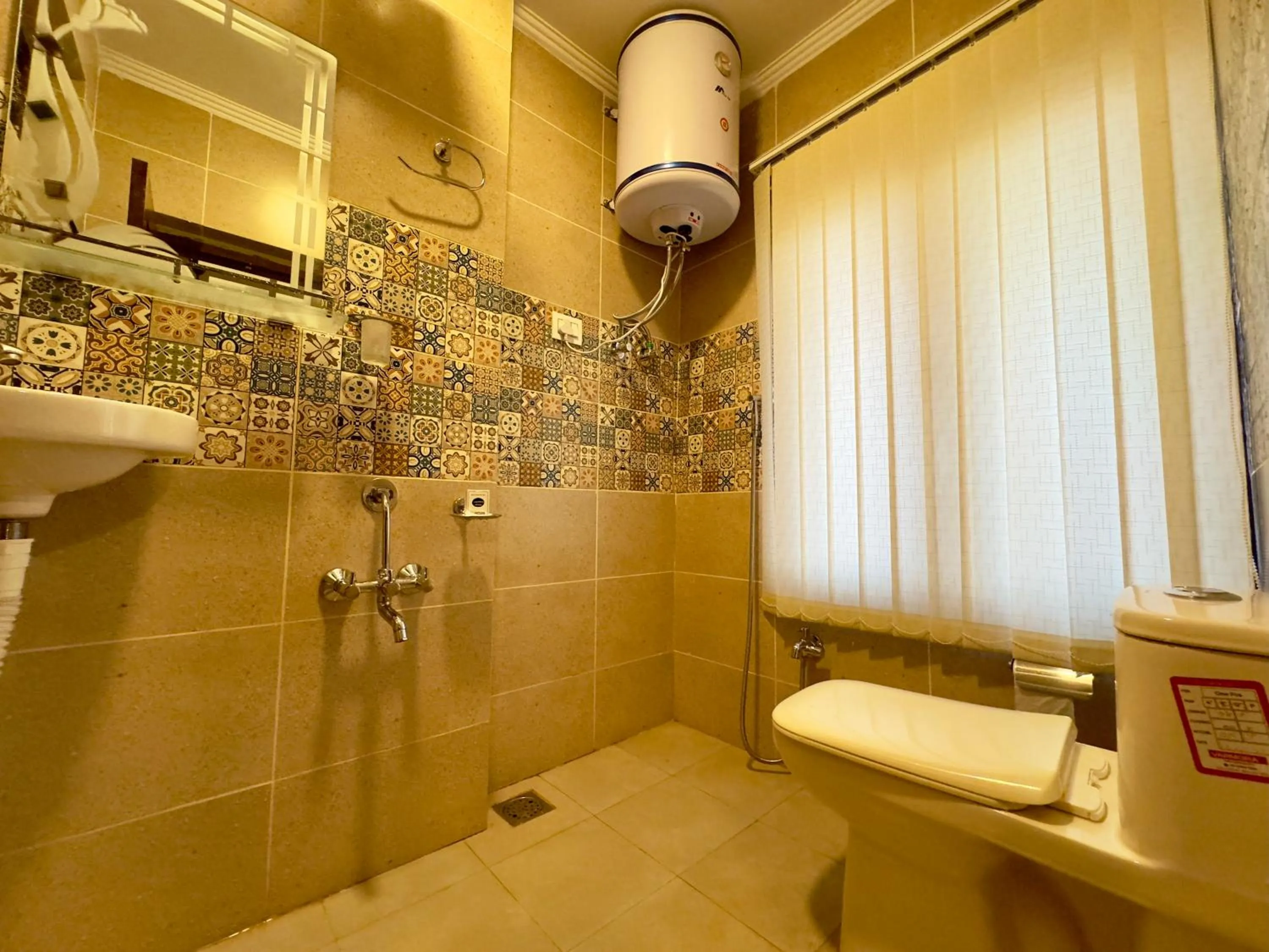 Shower in Hotel Jafson Accommodates