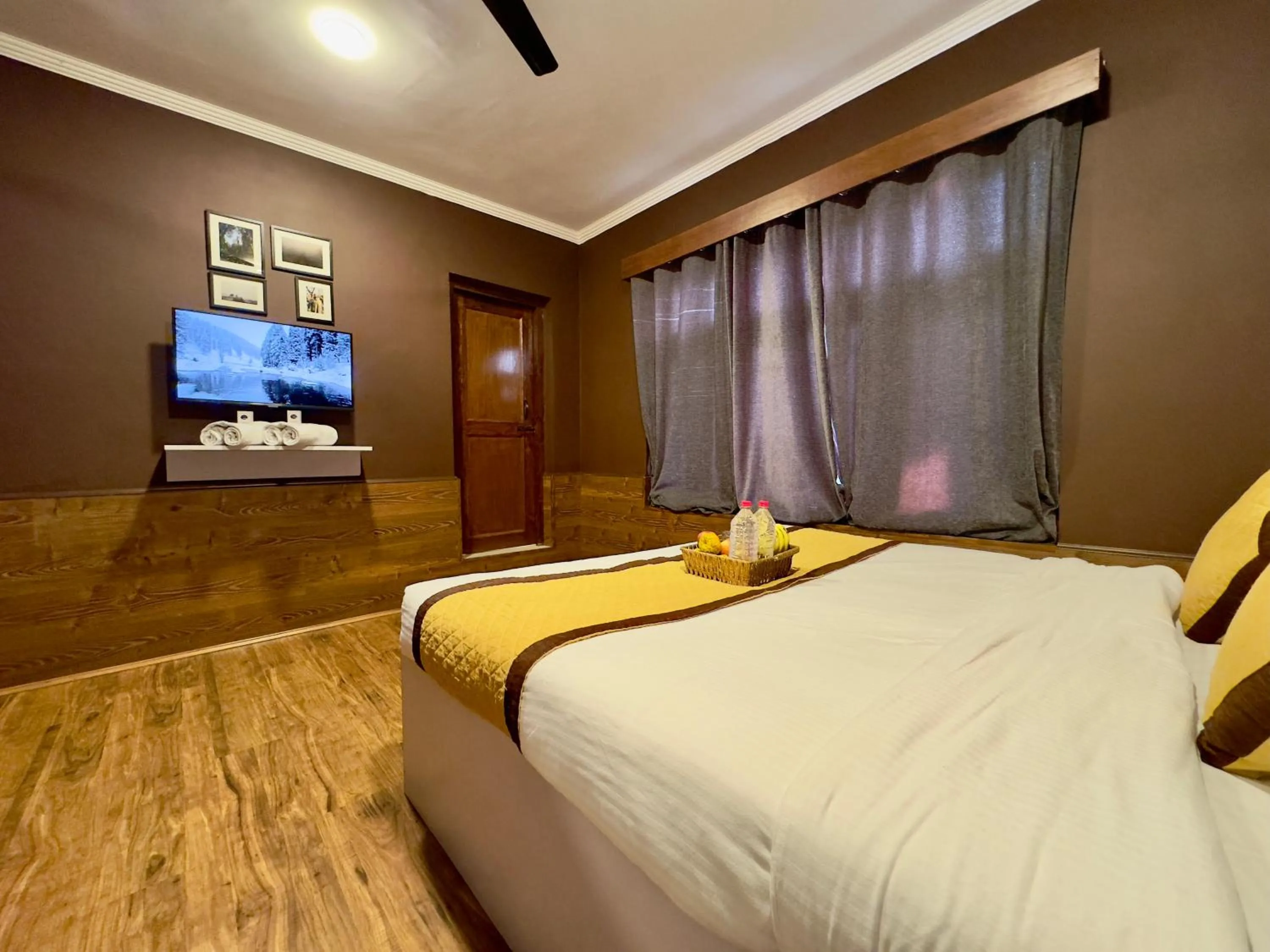 Communal lounge/ TV room, Bed in Hotel Jafson Accommodates