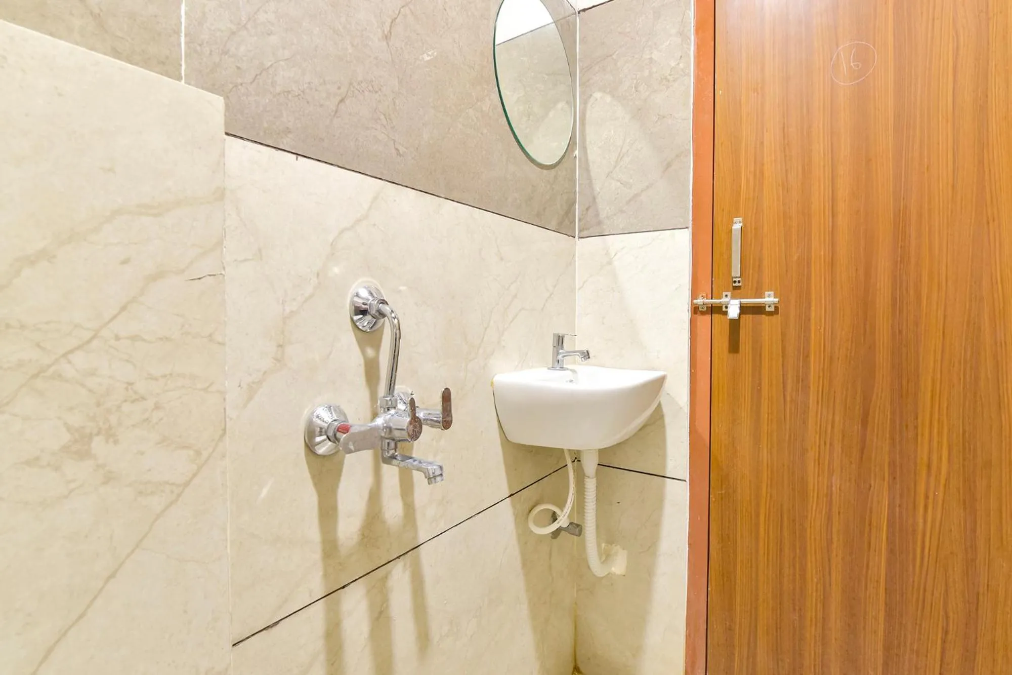 Bathroom in FabHotel Bhavna Palace