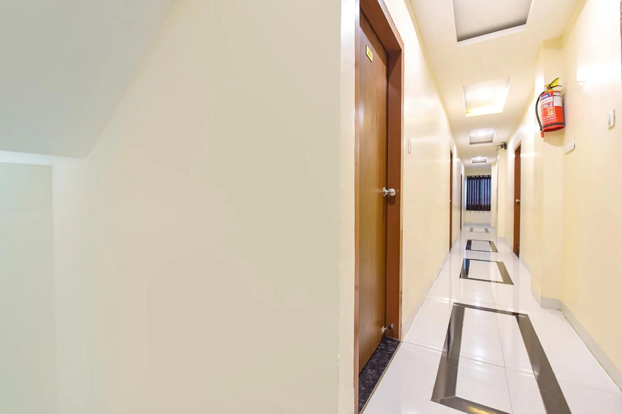 Lobby or reception in FabHotel Bhavna Palace