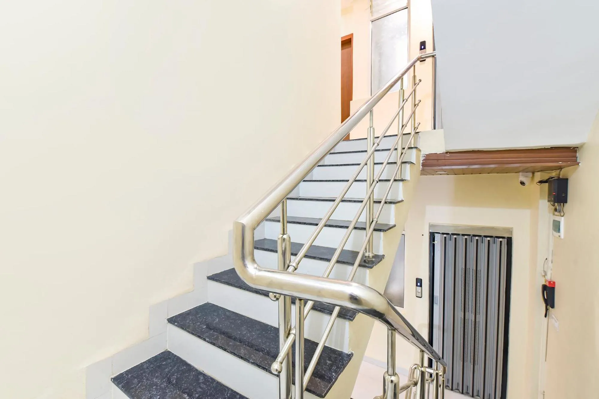 Lobby or reception in FabHotel Bhavna Palace