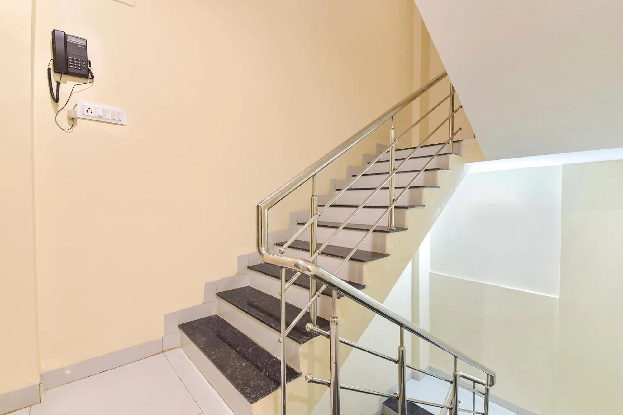 Lobby or reception in FabHotel Bhavna Palace