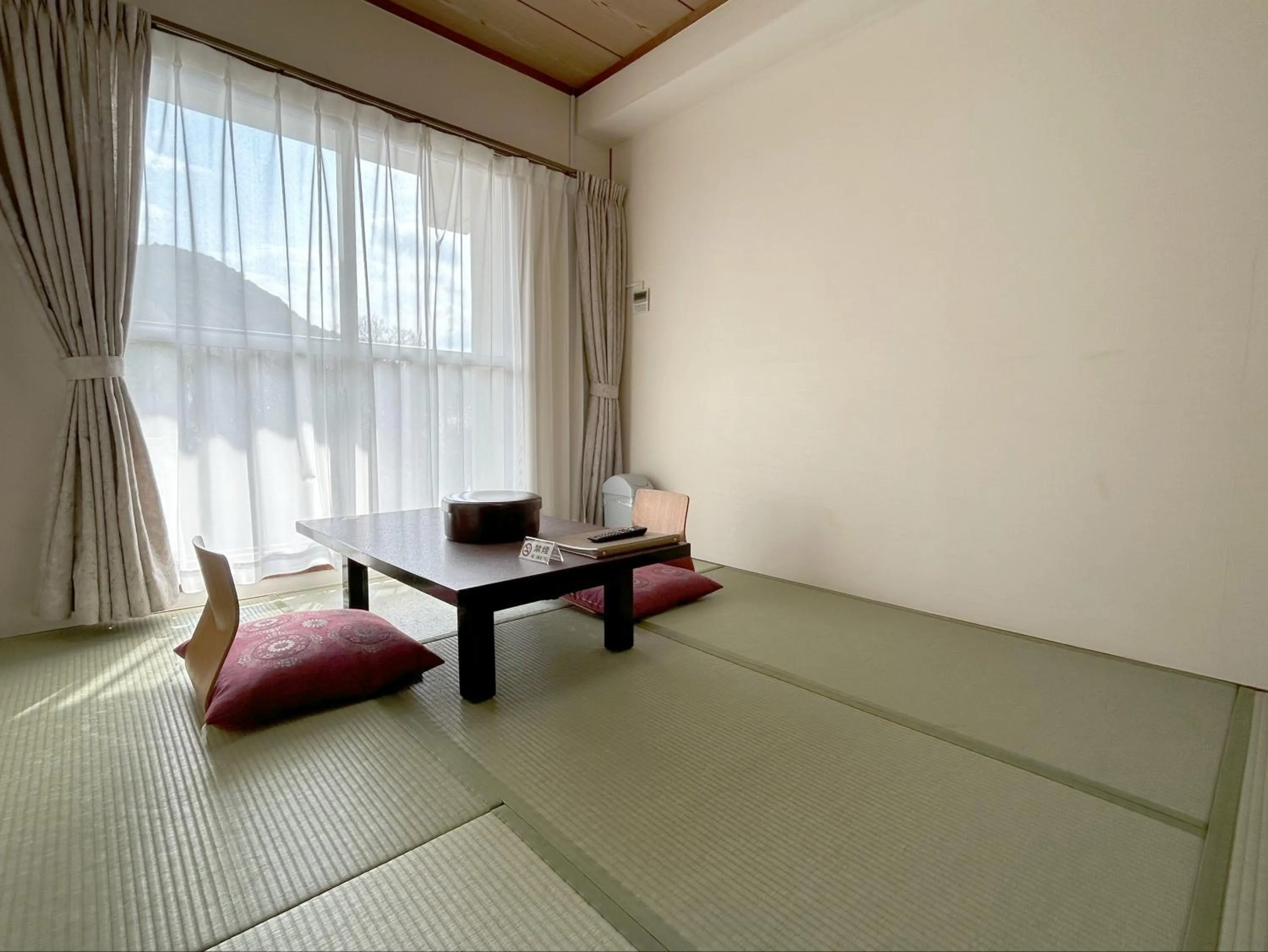 Photo of the whole room in Yataro