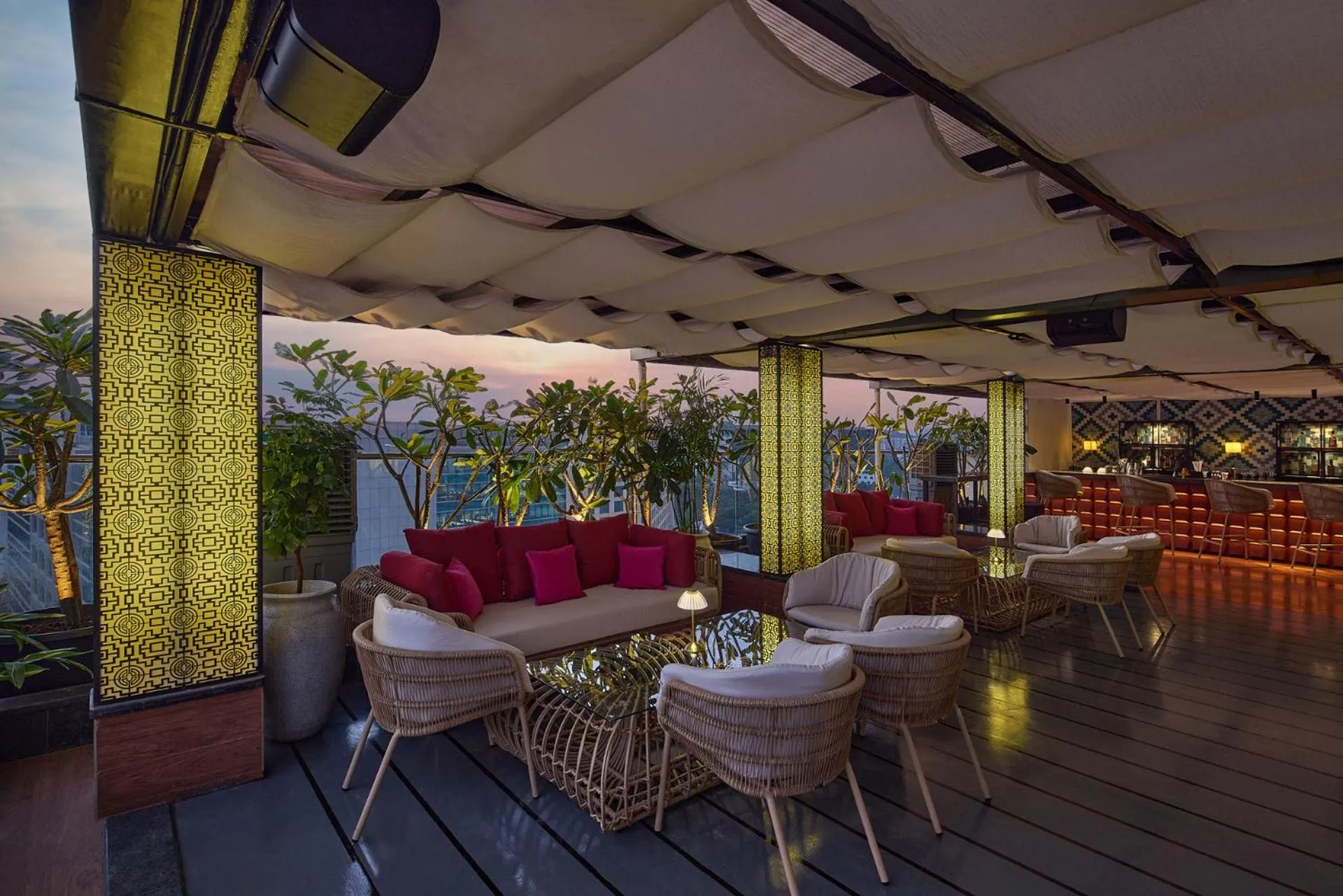 Lounge or bar in ICONIQA Hotel Mumbai International Airport