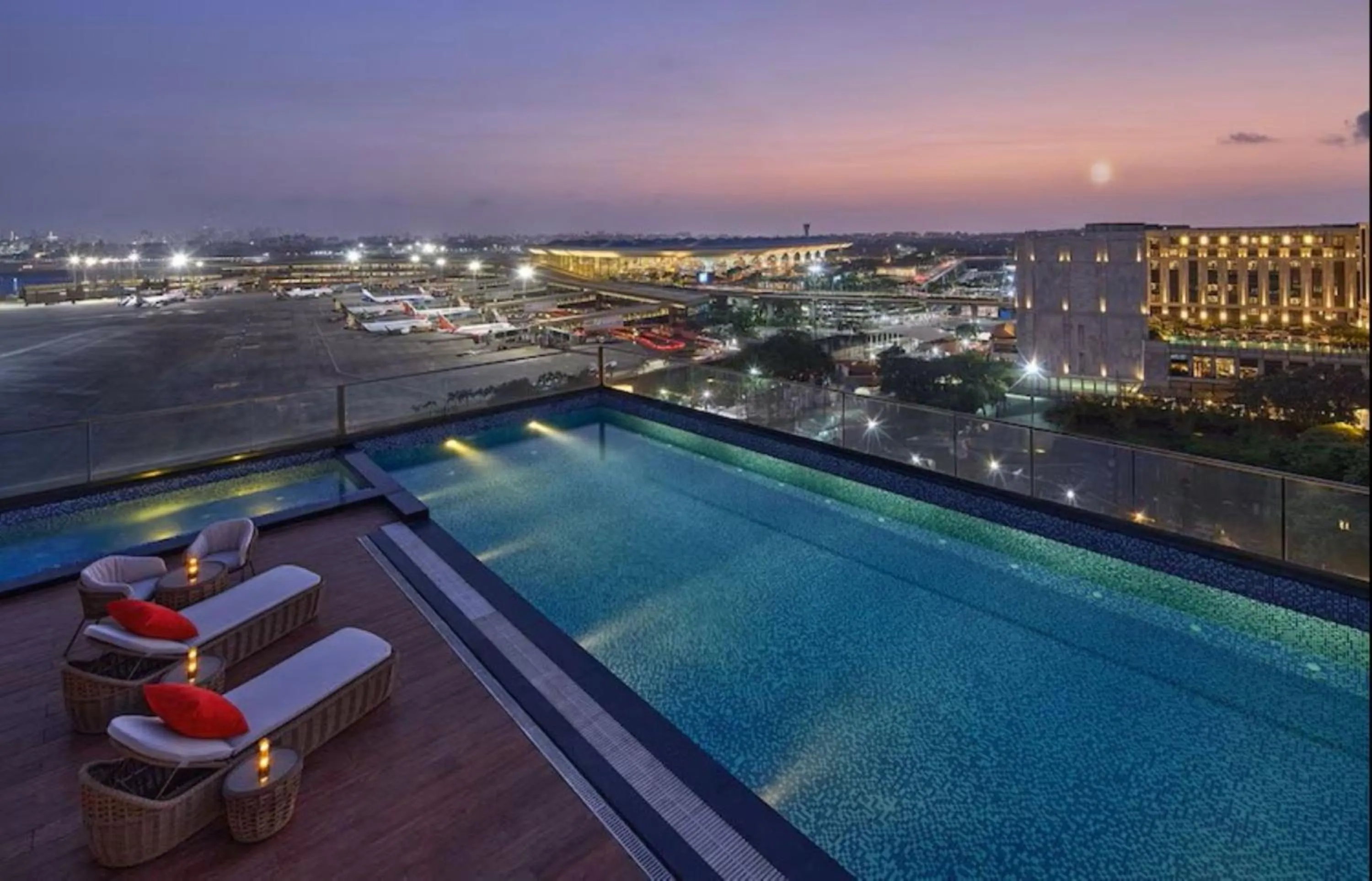 Swimming pool in ICONIQA Hotel Mumbai International Airport