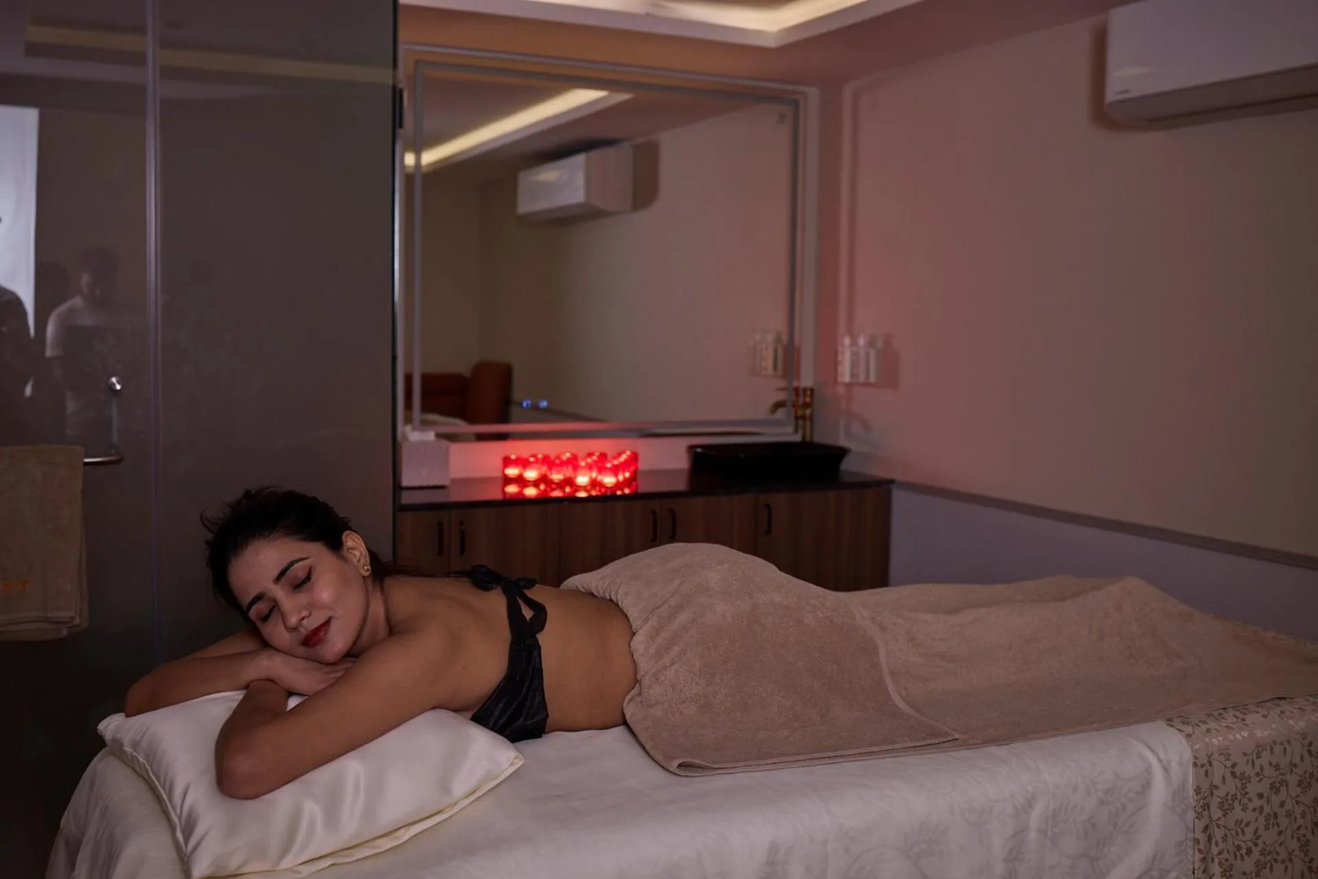 Spa and wellness centre/facilities, Bed in ICONIQA Hotel Mumbai International Airport