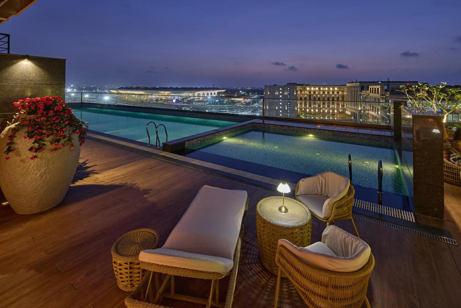 Swimming pool in ICONIQA Hotel Mumbai International Airport