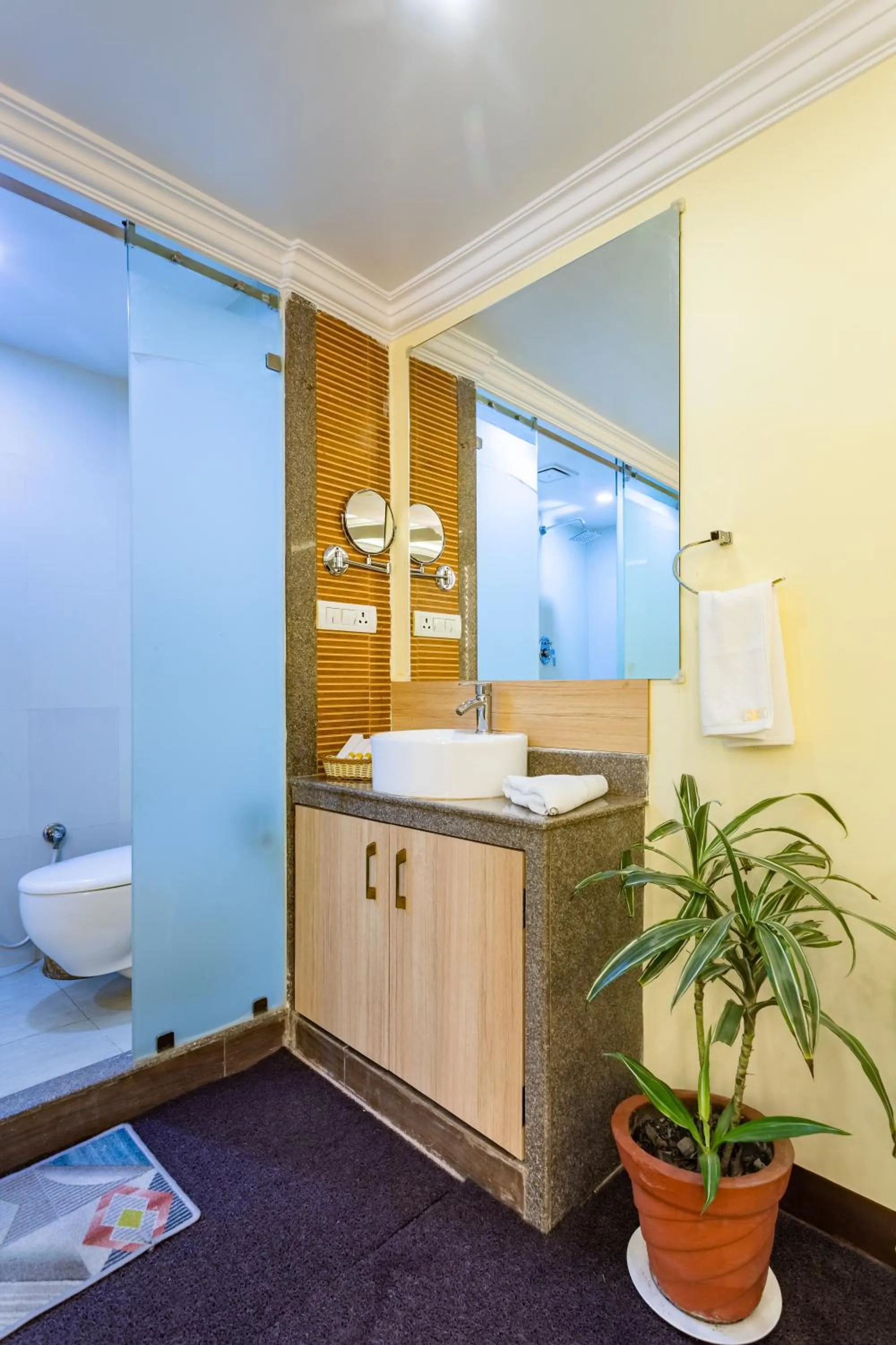 Bathroom in Yellow Pagoda Hotel