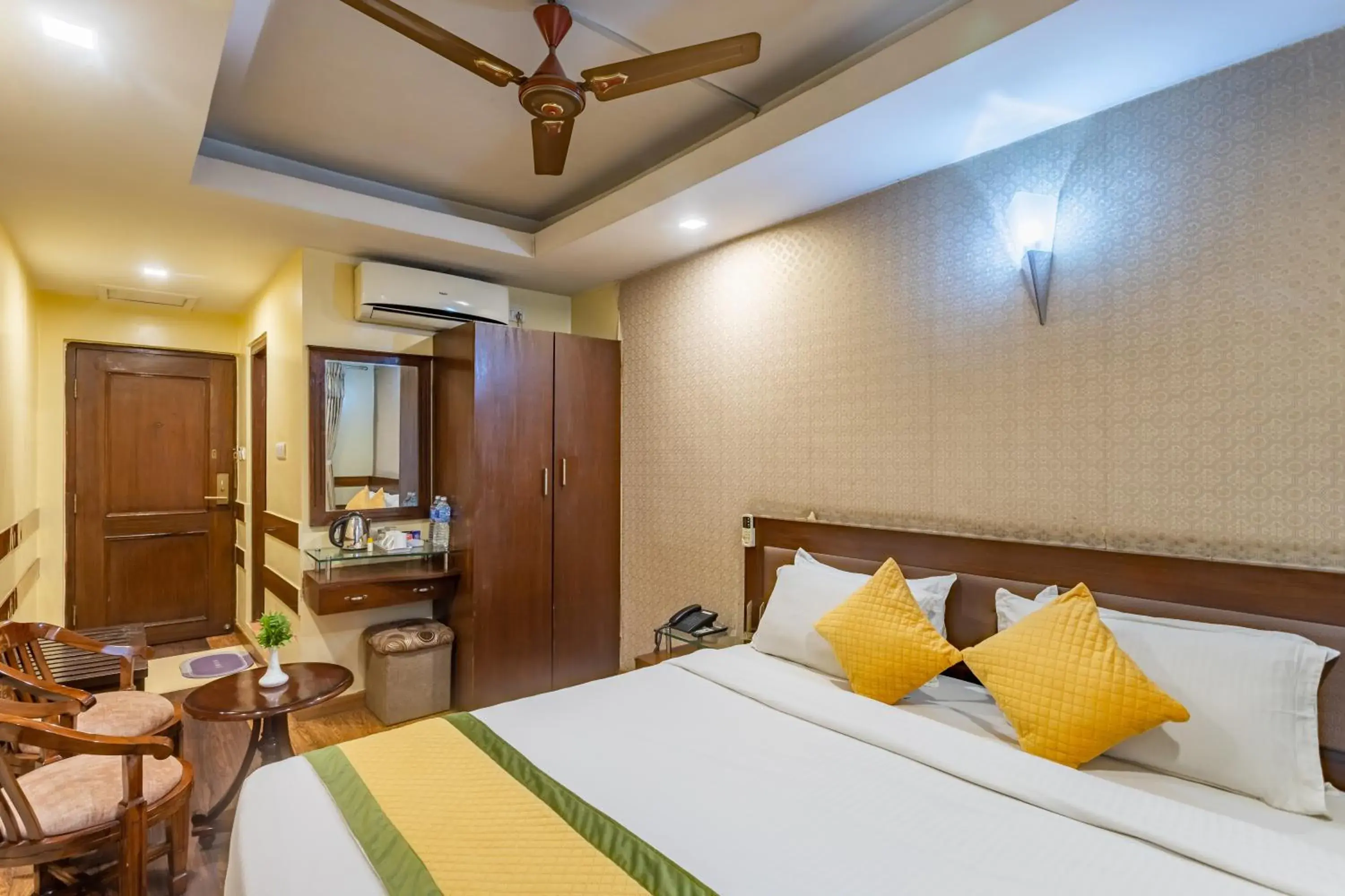 Bed in Yellow Pagoda Hotel Bed in Yellow Pagoda Hotel