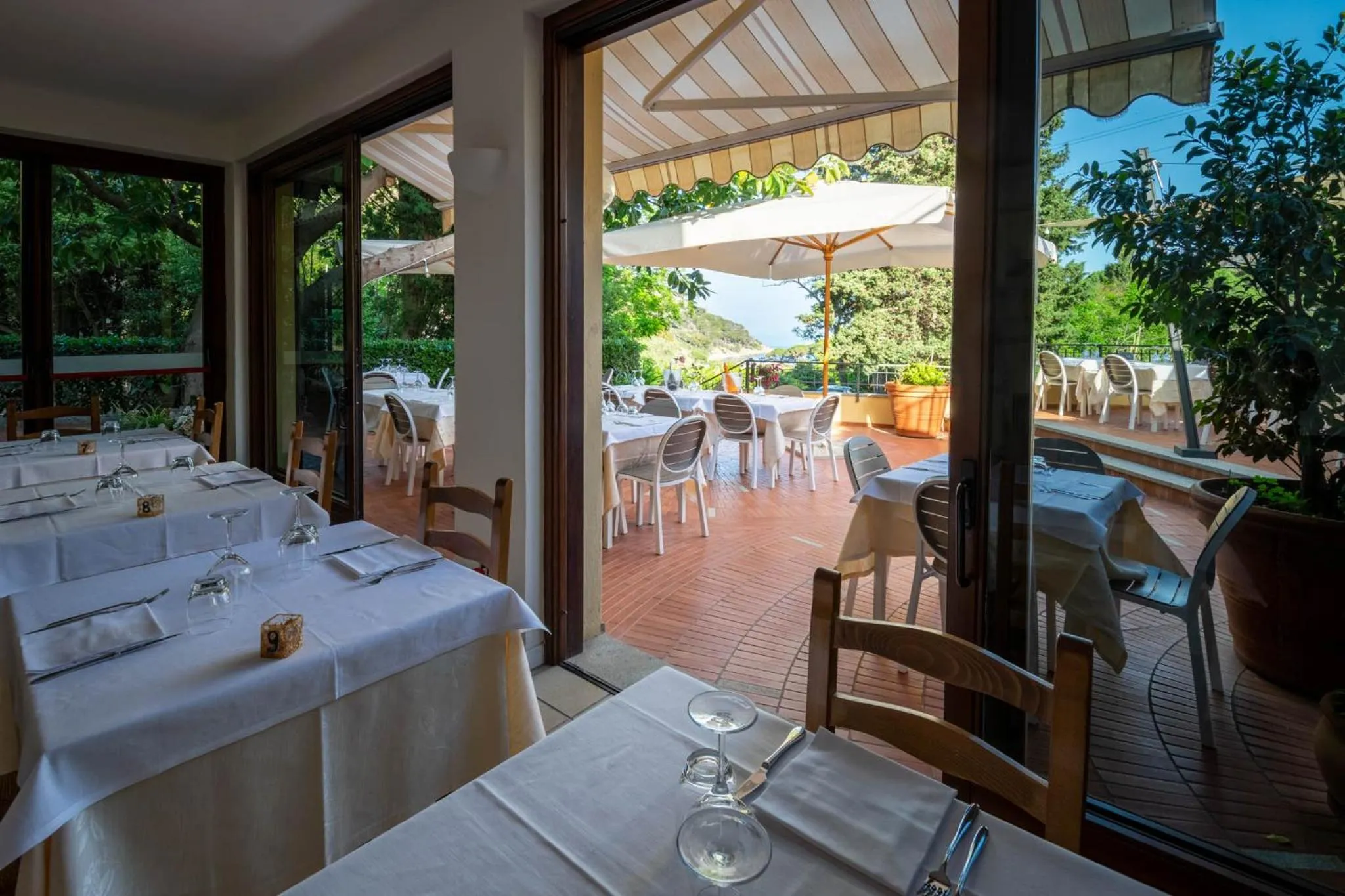 Restaurant/places to eat in Hotel Anna