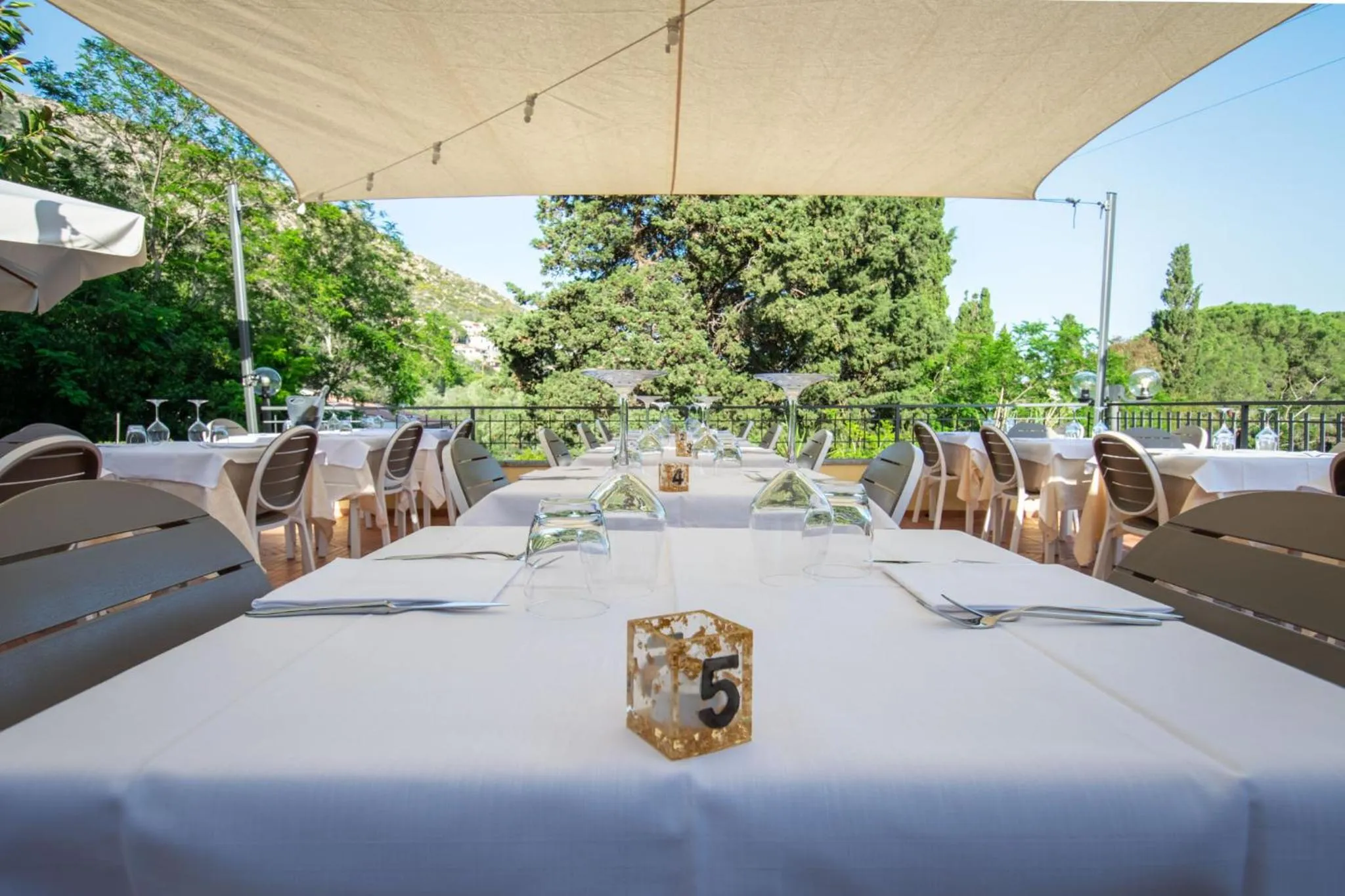 Restaurant/places to eat in Hotel Anna