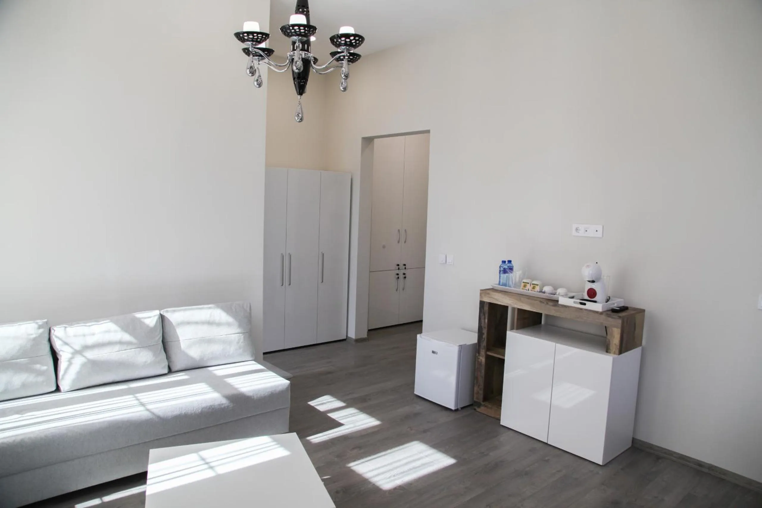 Photo of the whole room in Corner House