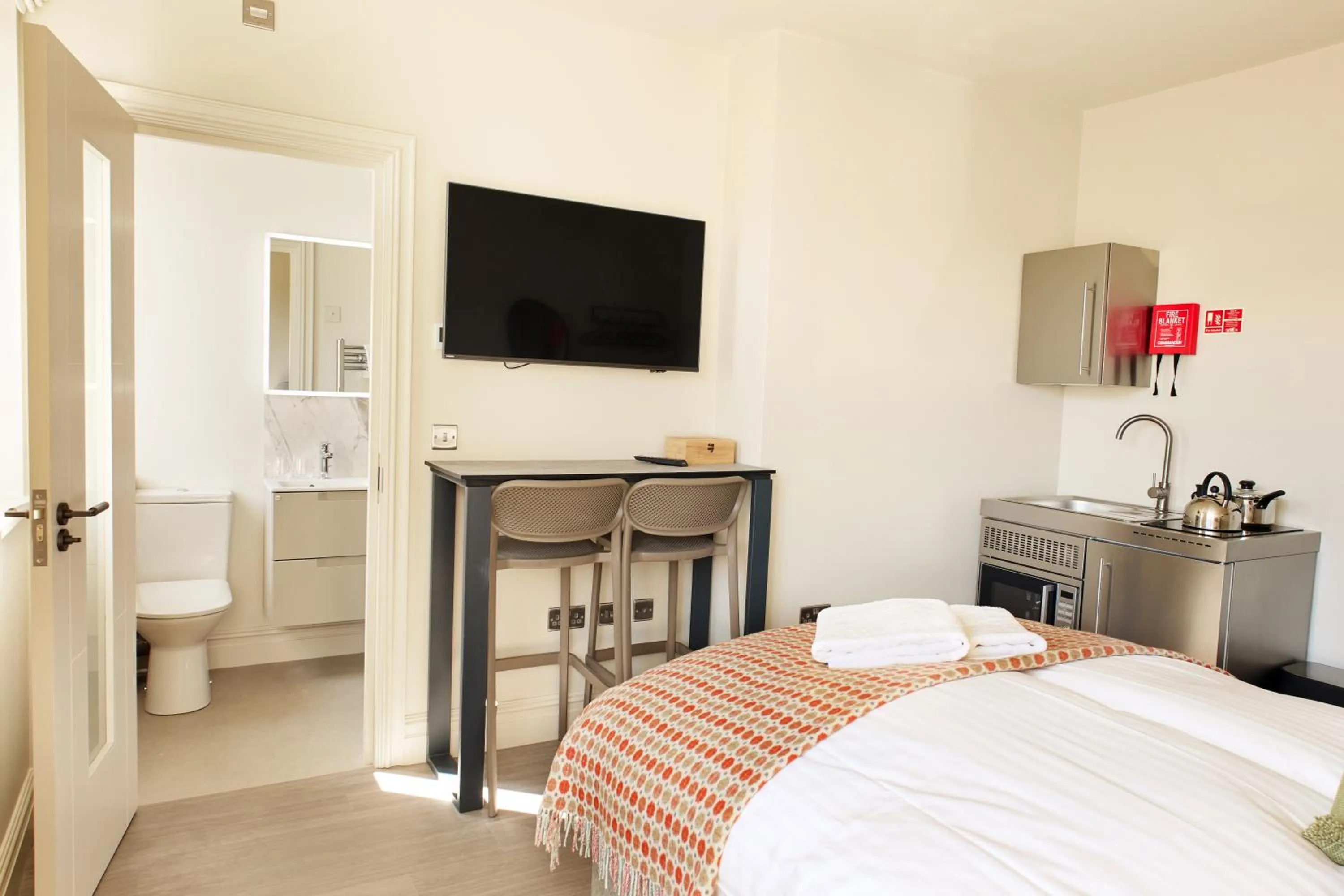 Bathroom, Bed in George Apartments