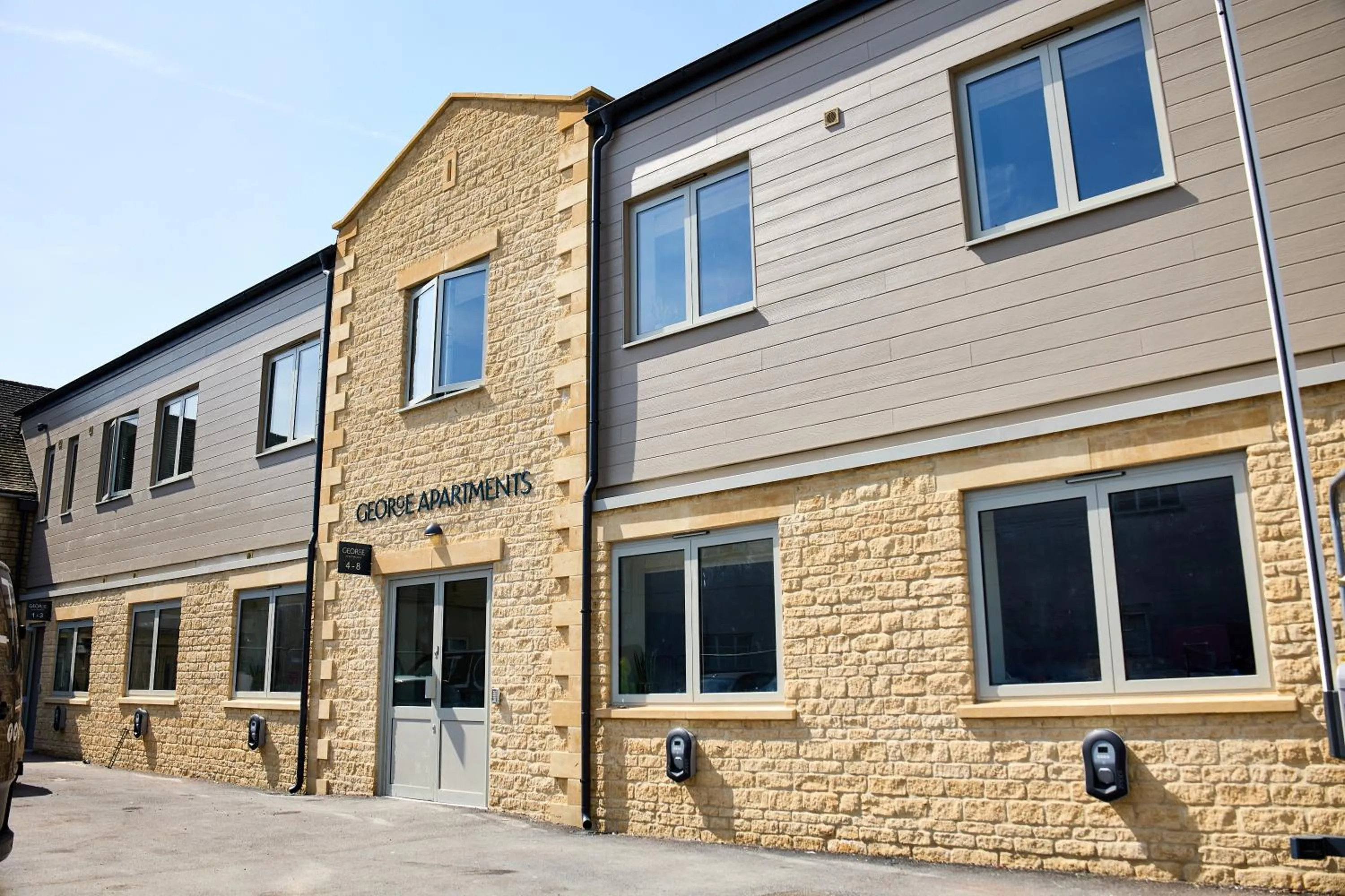 Facade/entrance in George Apartments