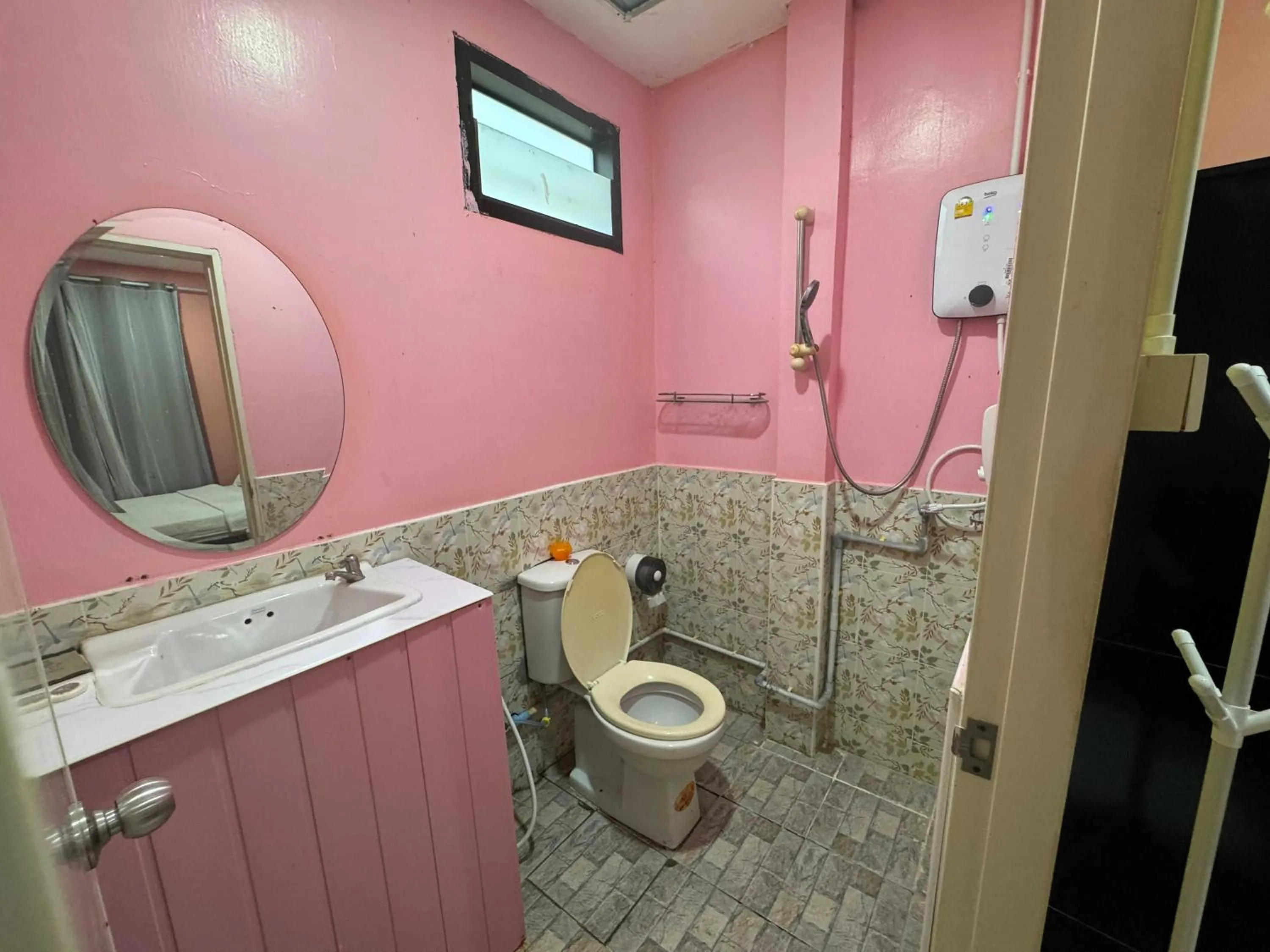 Bathroom in OYO 75539 Phanthida Resort and Cafe