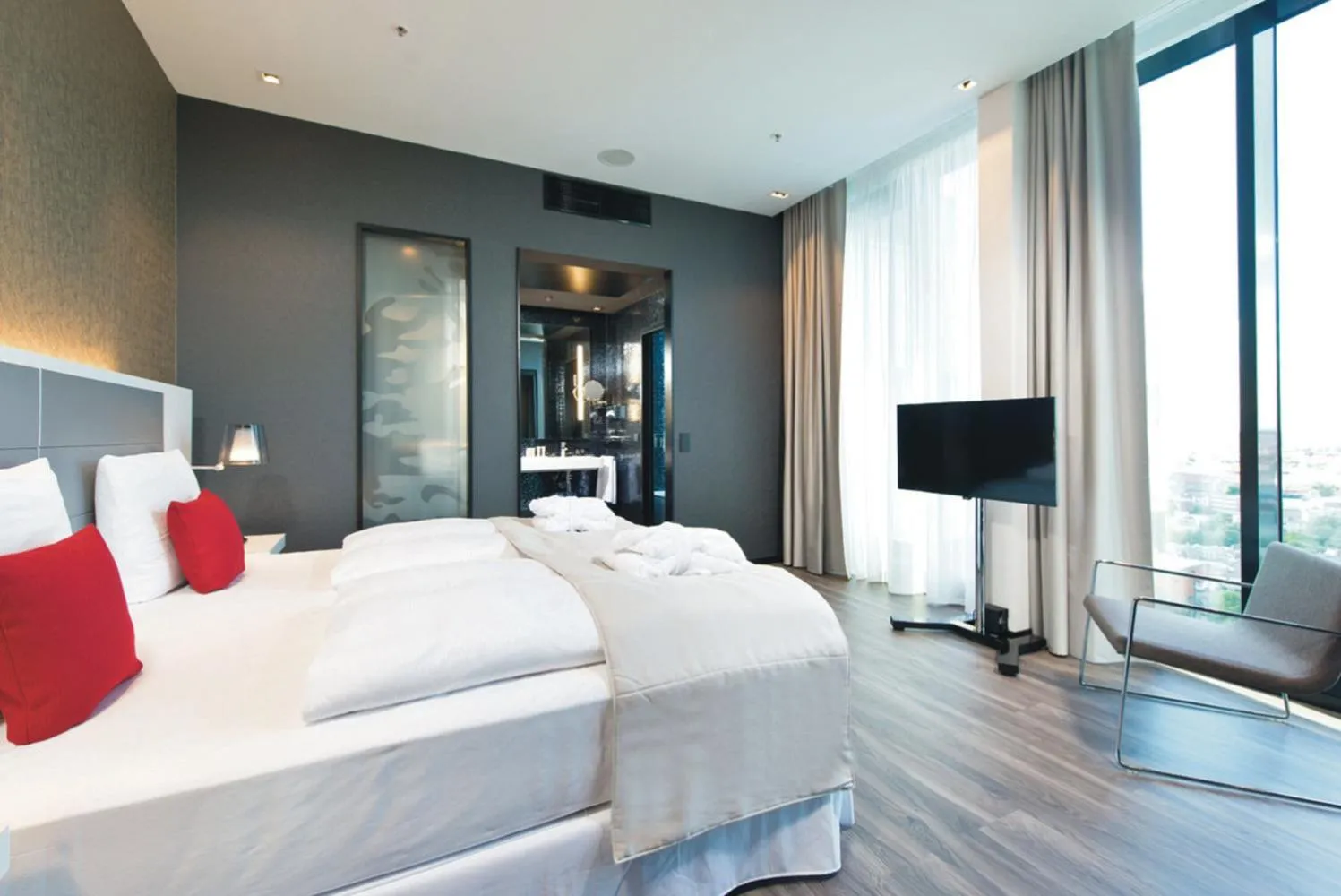 Photo of the whole room, Bed in Riu Plaza Berlin