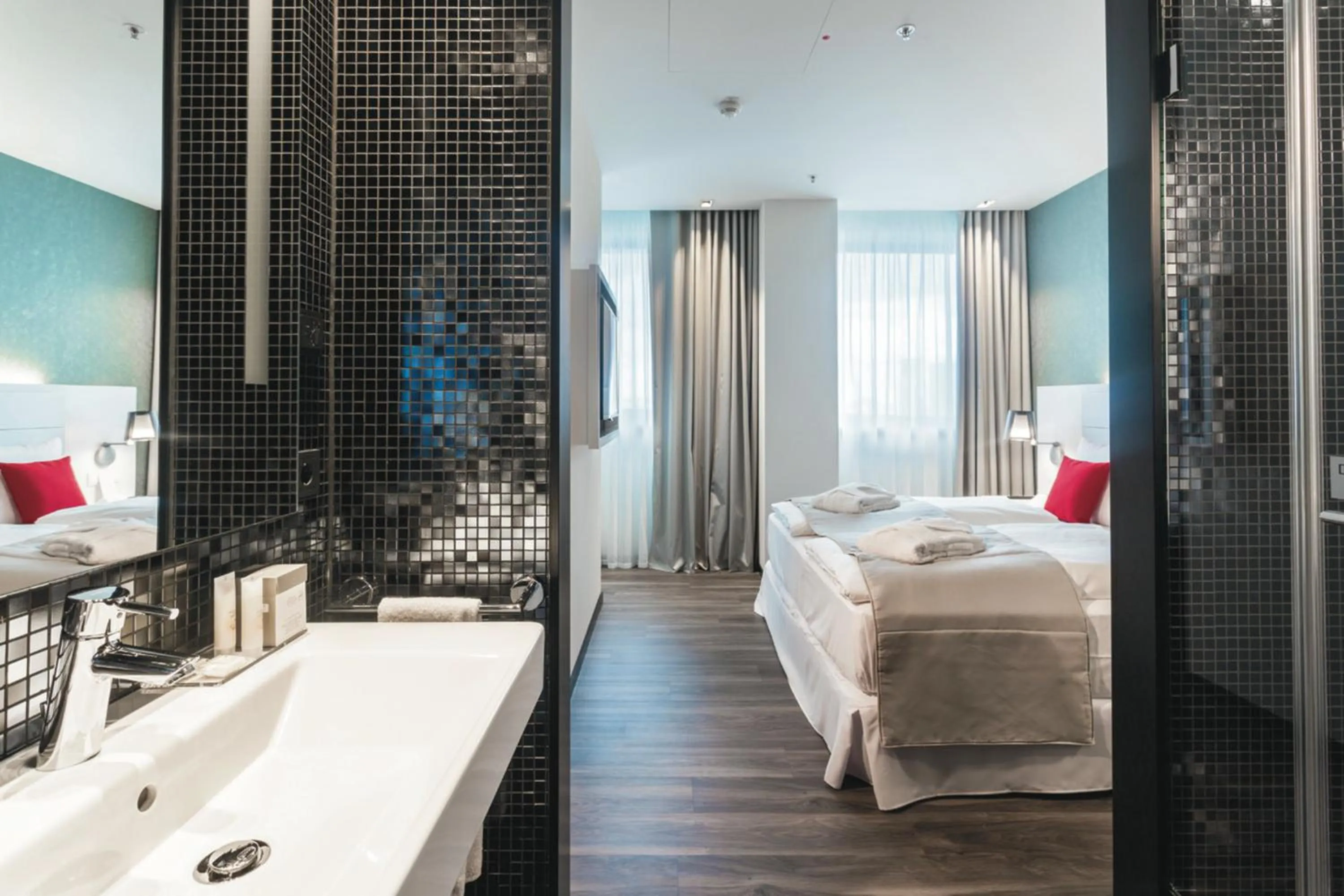 Photo of the whole room, Bed in Riu Plaza Berlin