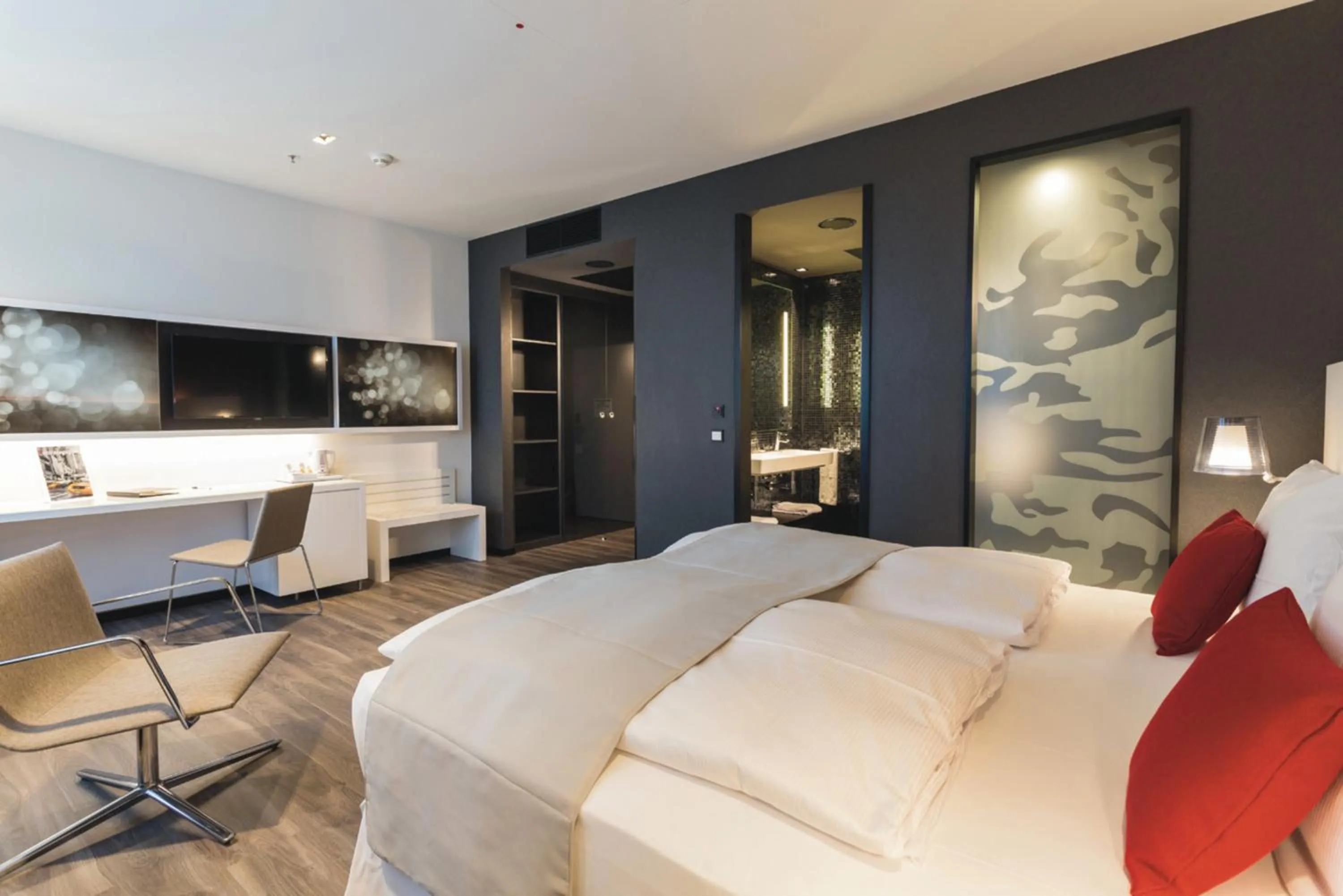 Photo of the whole room, Bed in Riu Plaza Berlin