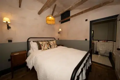 Deluxe Double Room with Bath in The Doghouse Inn Deluxe Double Room with Bath in The Doghouse Inn