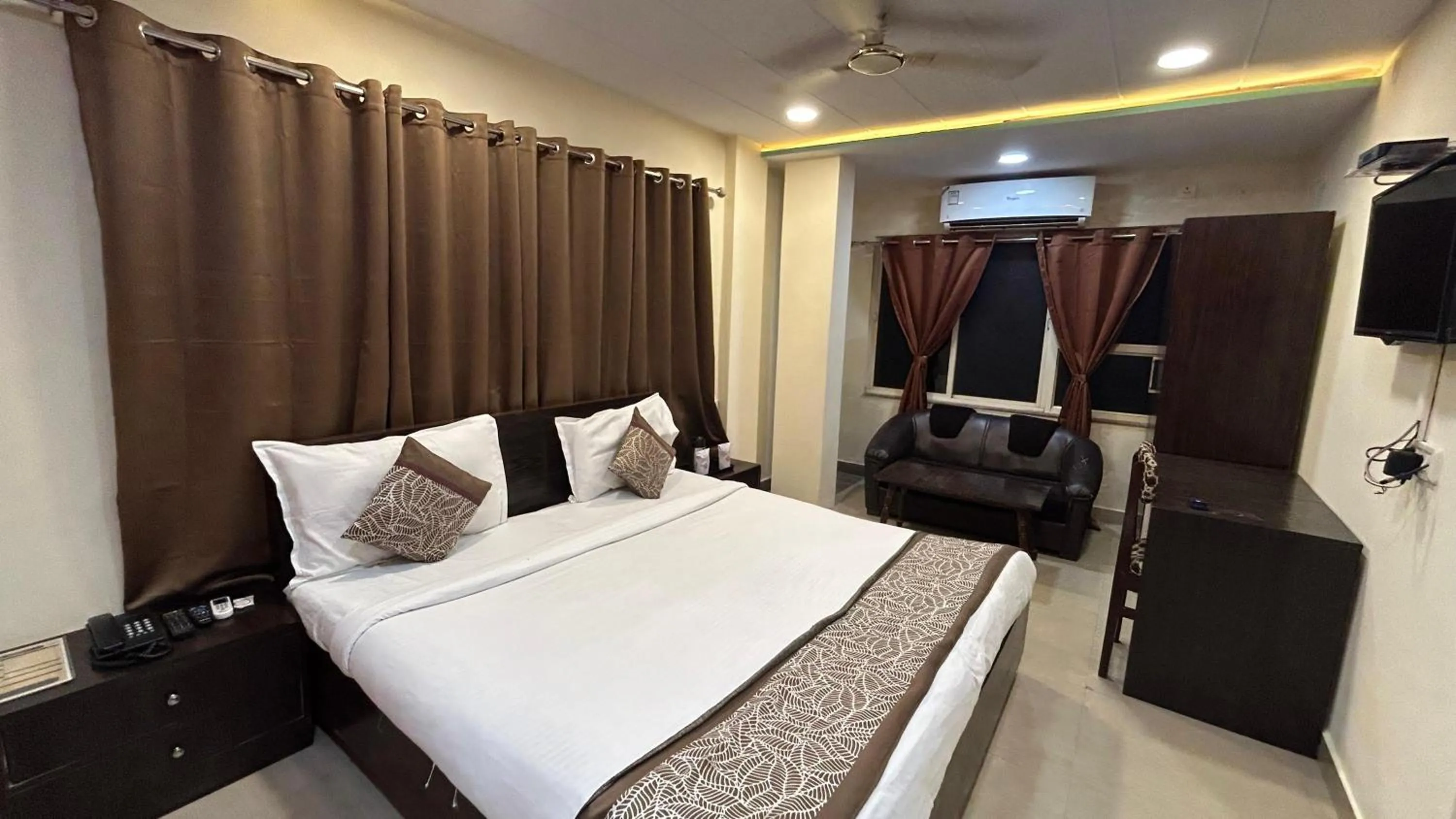 Hotel Sahu Near Kashi Vishwanath Temple Gate