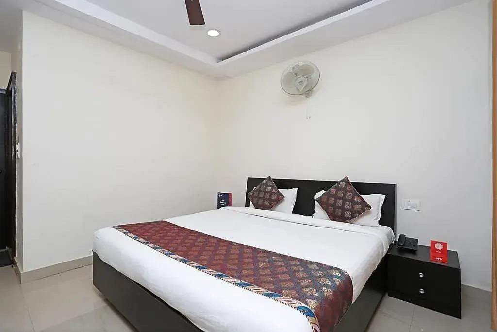 Superior King Room in Hotel Sahu Near Kashi Vishwanath Temple Gate Superior King Room in Hotel Sahu Near Kashi Vishwanath Temple Gate