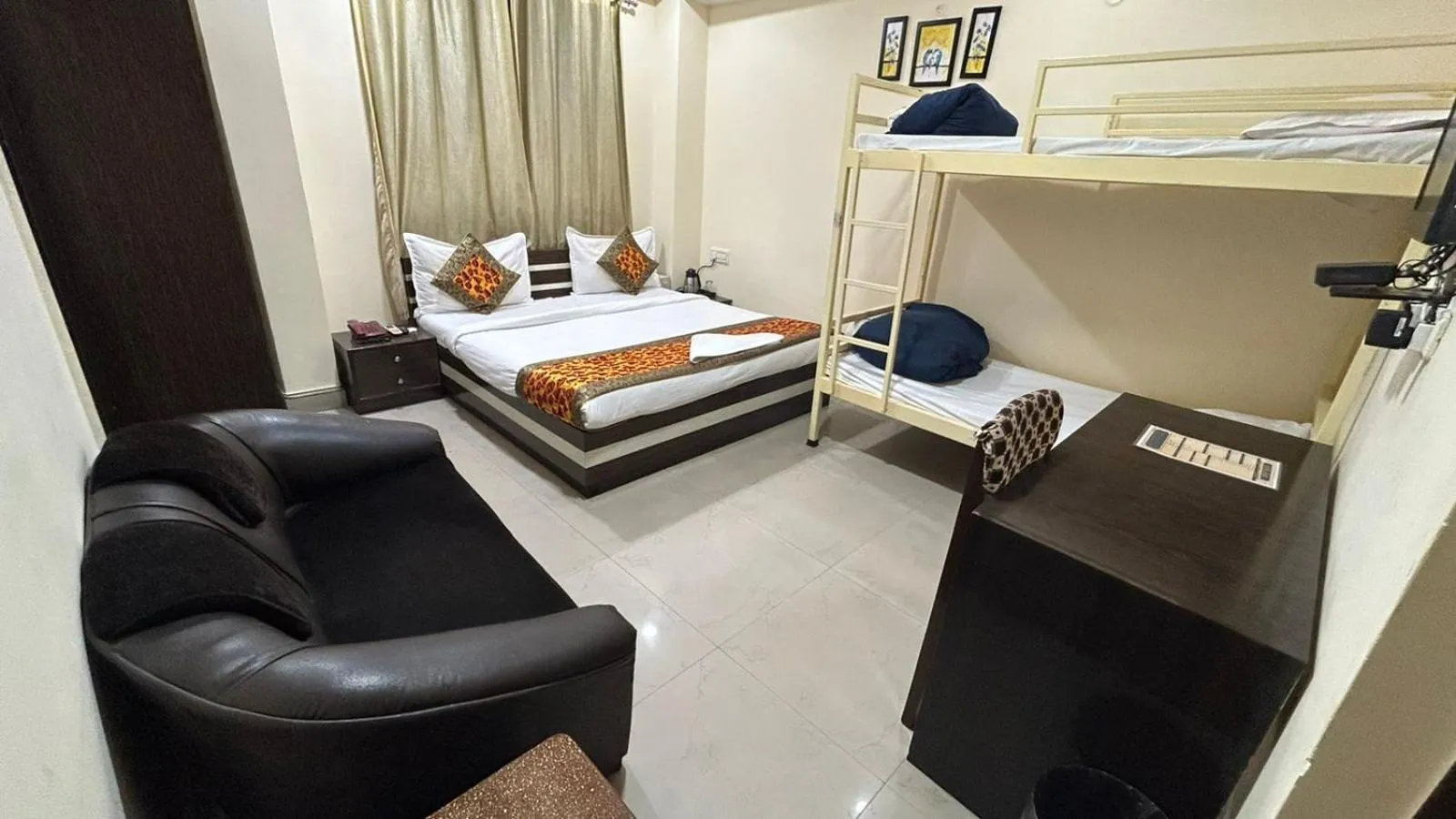 Hotel Sahu Near Kashi Vishwanath Temple Gate