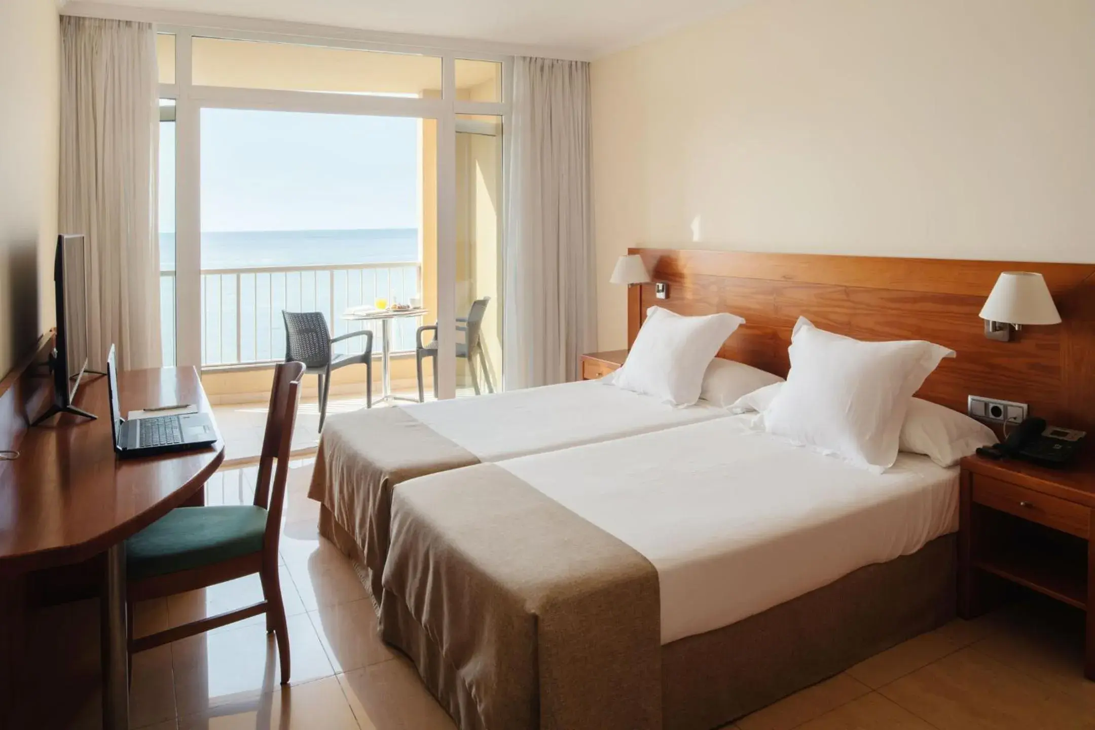 Photo of the whole room, Bed in Checkin Diamar Photo of the whole room, Bed in Checkin Diamar