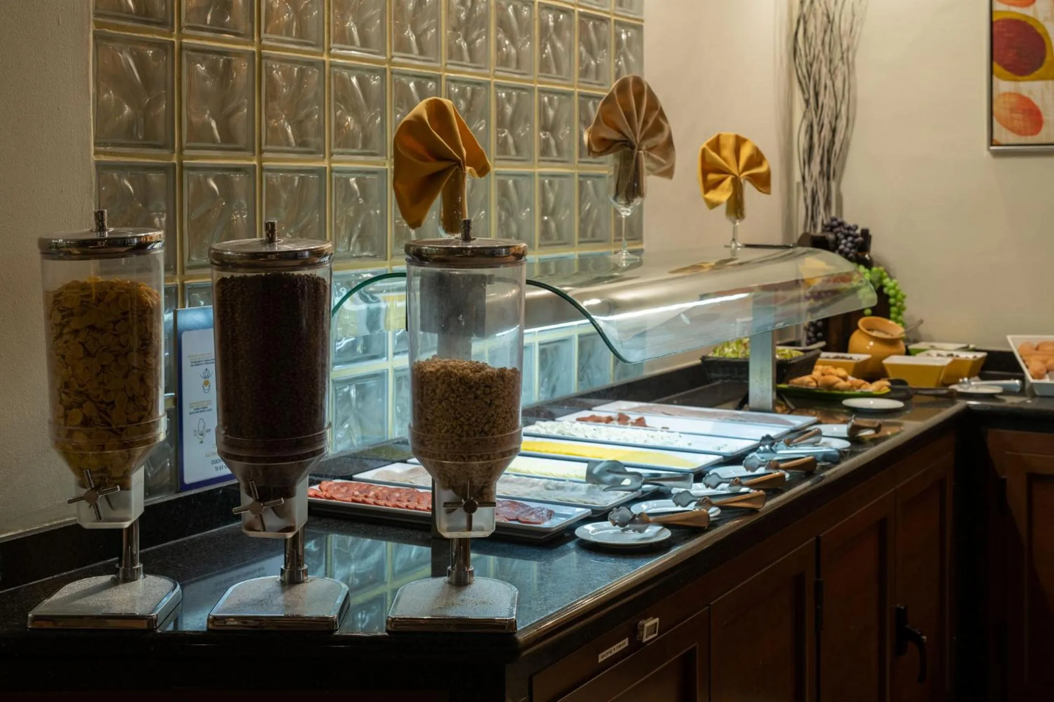 Buffet breakfast in Checkin Diamar