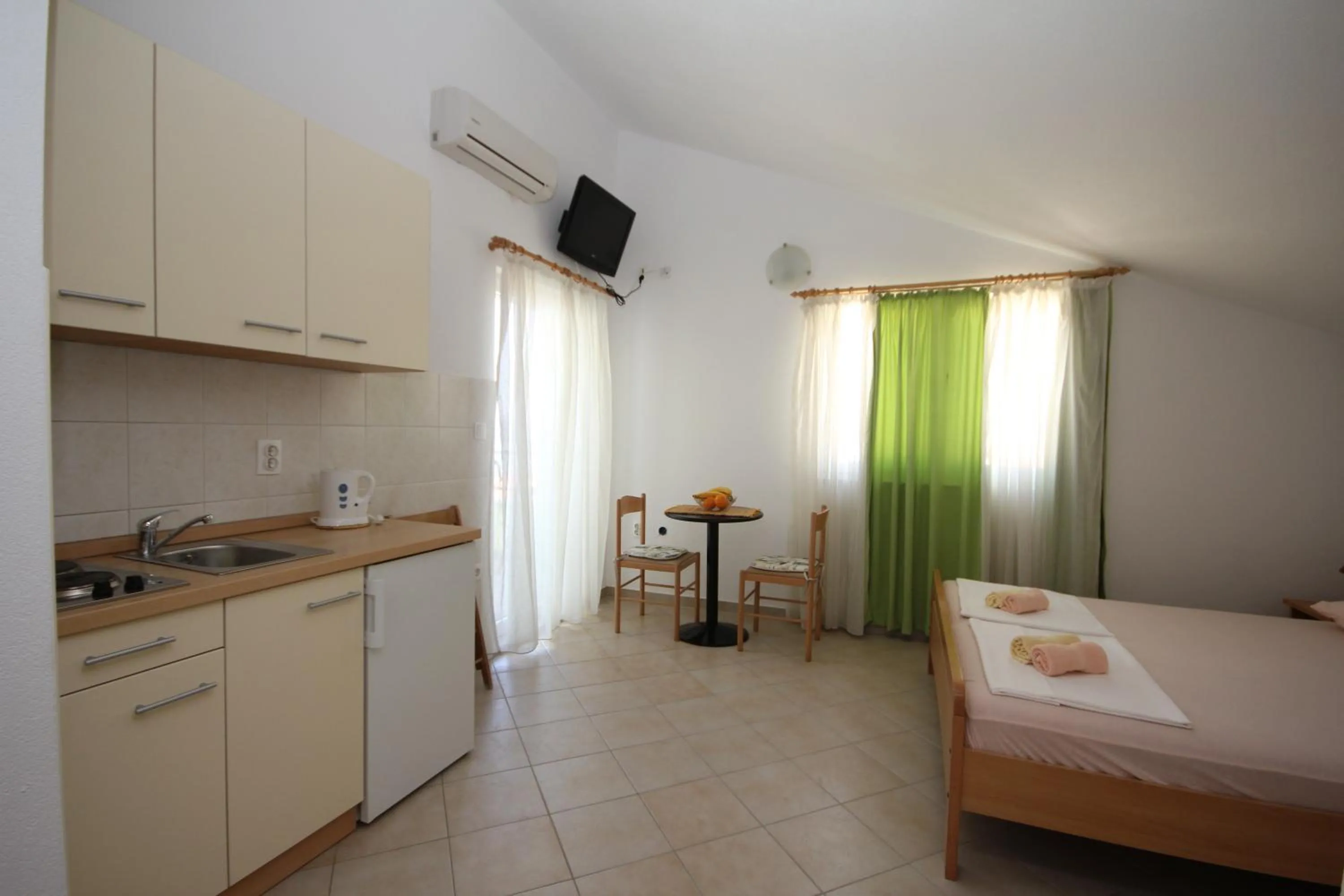 Kitchen or kitchenette, Bed in Apartments Adriatika