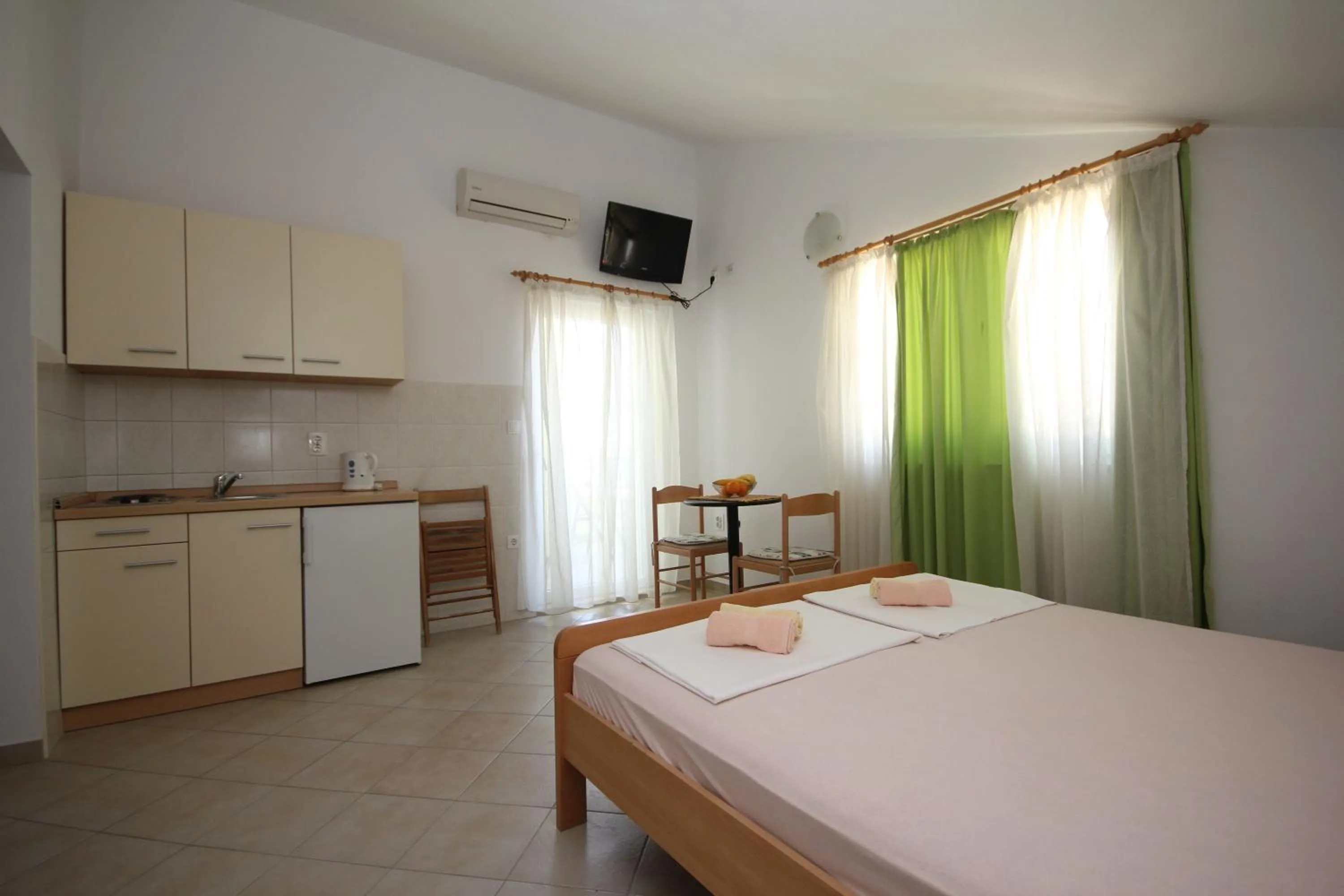 Kitchen or kitchenette, Bed in Apartments Adriatika